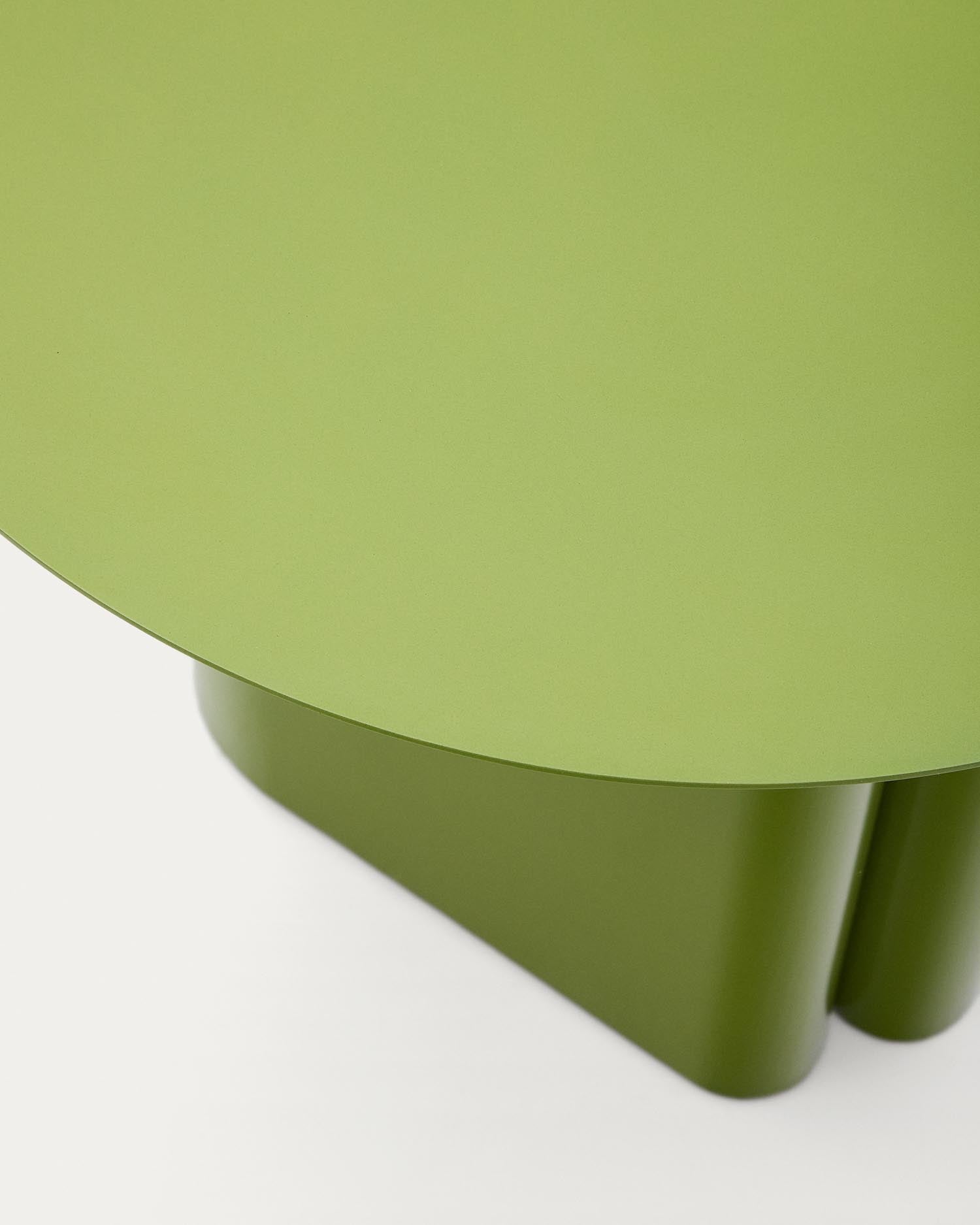 Der stilvolle Beistelltisch Arvin von Kave Home aus grünem Eisen (Ø 55 cm) kombiniert modernes Design mit praktischer Funktionalität und passt in jedes Zuhause.