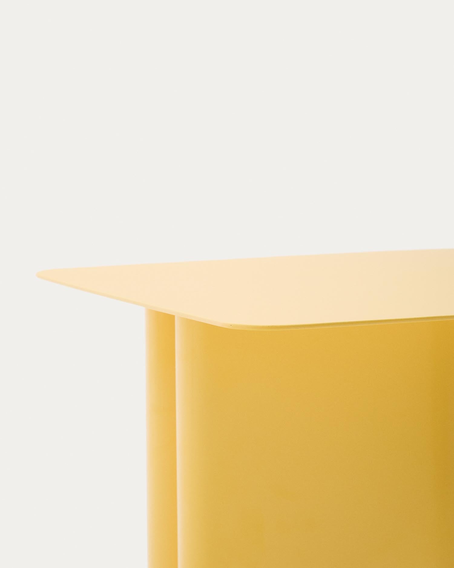 Verleihen Sie Ihrem Raum mit dem Beistelltisch Arvin von Kave Home in leuchtendem Gelb einen modernen Touch. Der 42 x 42 cm große Tisch aus robustem Eisen kombiniert elegantes Design mit vielseitiger Funktionalität.