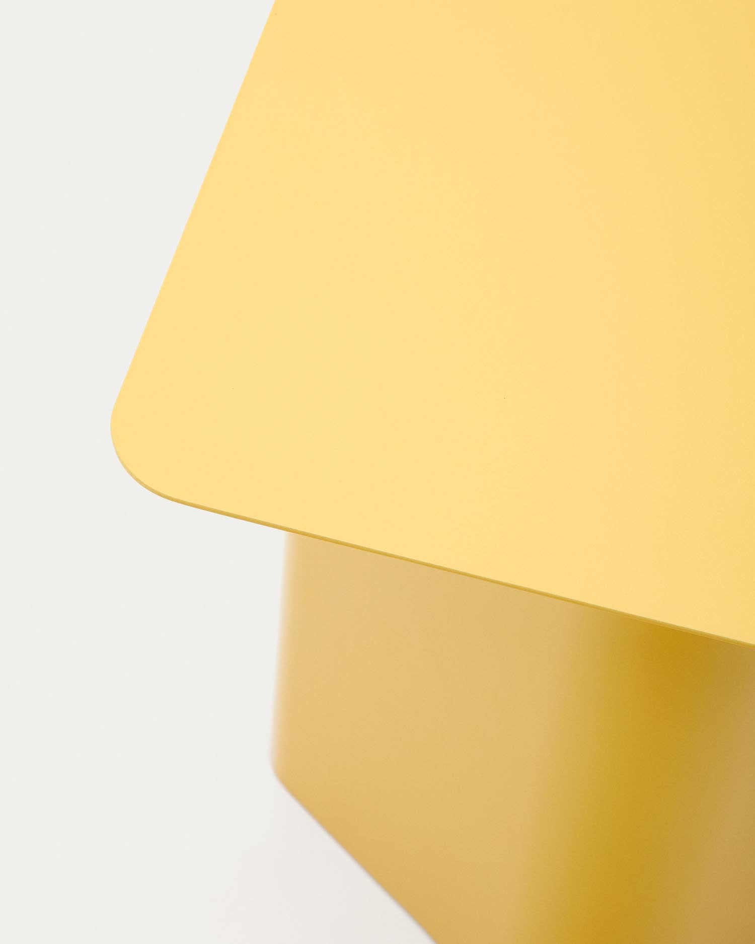 Setzen Sie Akzente mit dem Beistelltisch Arvin von Kave Home. Der 42 x 42 cm große Tisch aus gelbem Eisen vereint minimalistisches Design und praktische Vielseitigkeit.