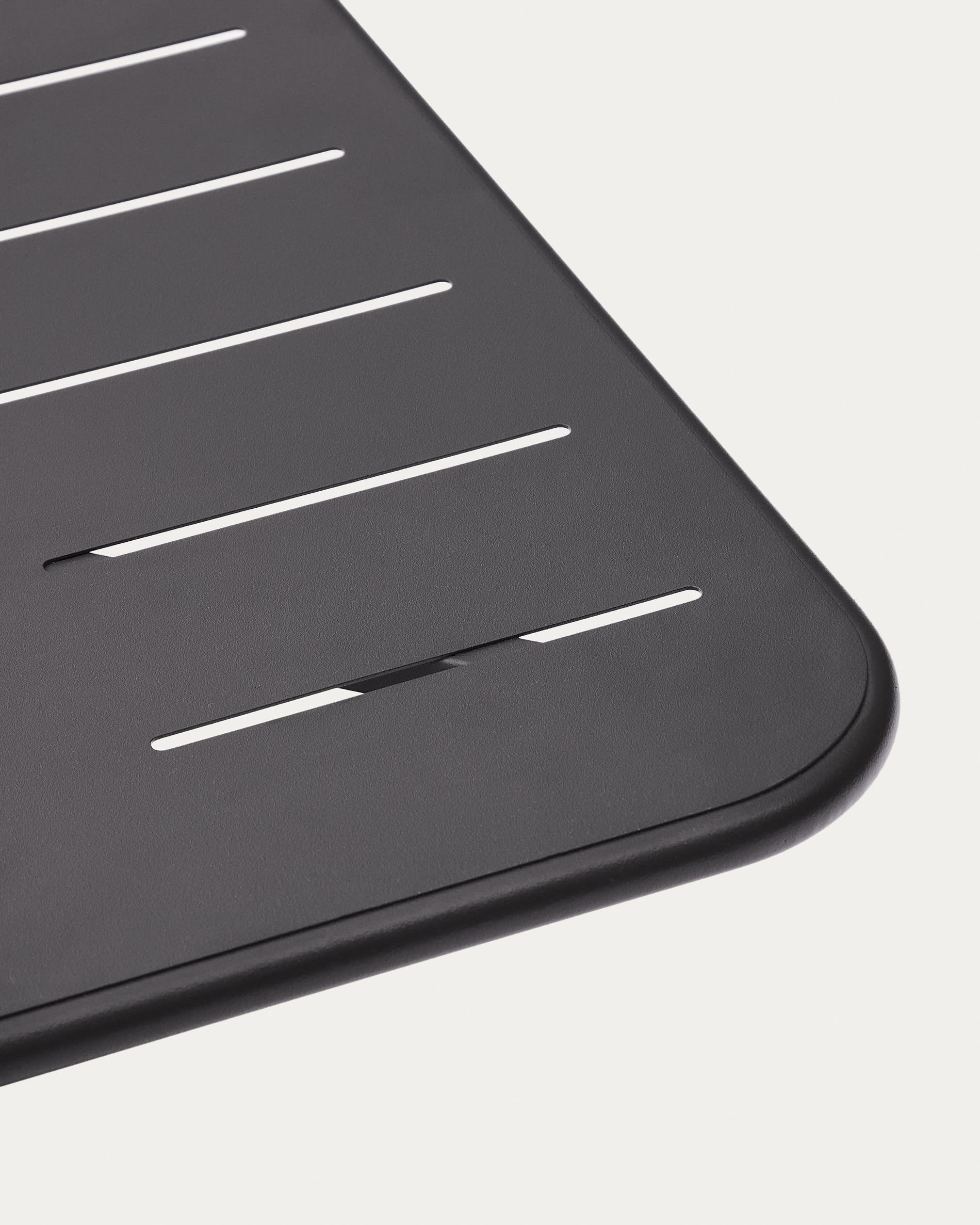 Eleganter Outdoor-Tisch Brai aus verzinktem Stahl in Dunkelgrau, 70 x 70 cm. Ideal für kleine Balkone, pflegeleicht und stabil.