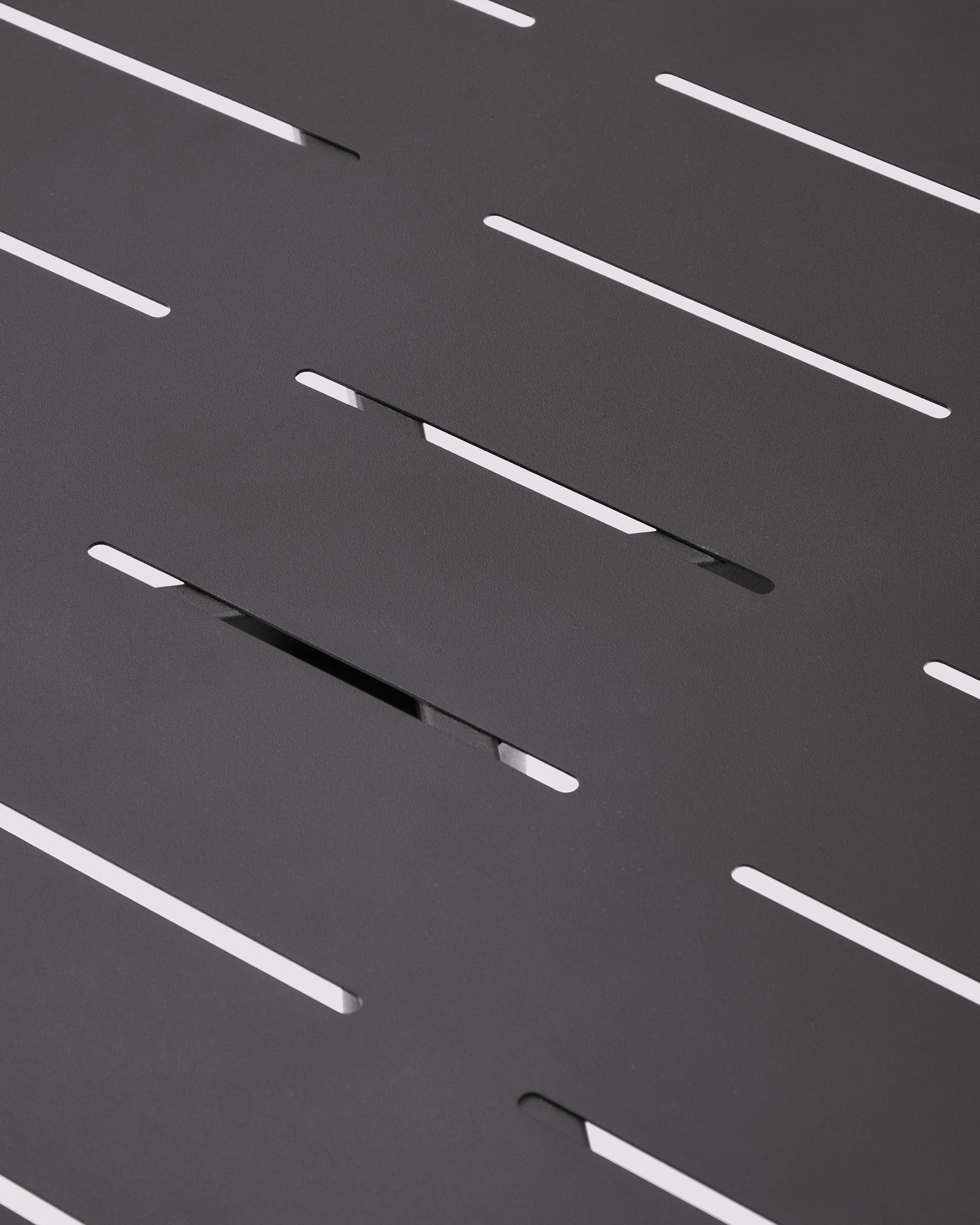 Kompakter Outdoor-Tisch Brai aus robustem, dunkelgrauem verzinktem Stahl (70 x 70 cm). Perfekt für stilvolle Terrassen und pflegeleichte Nutzung.