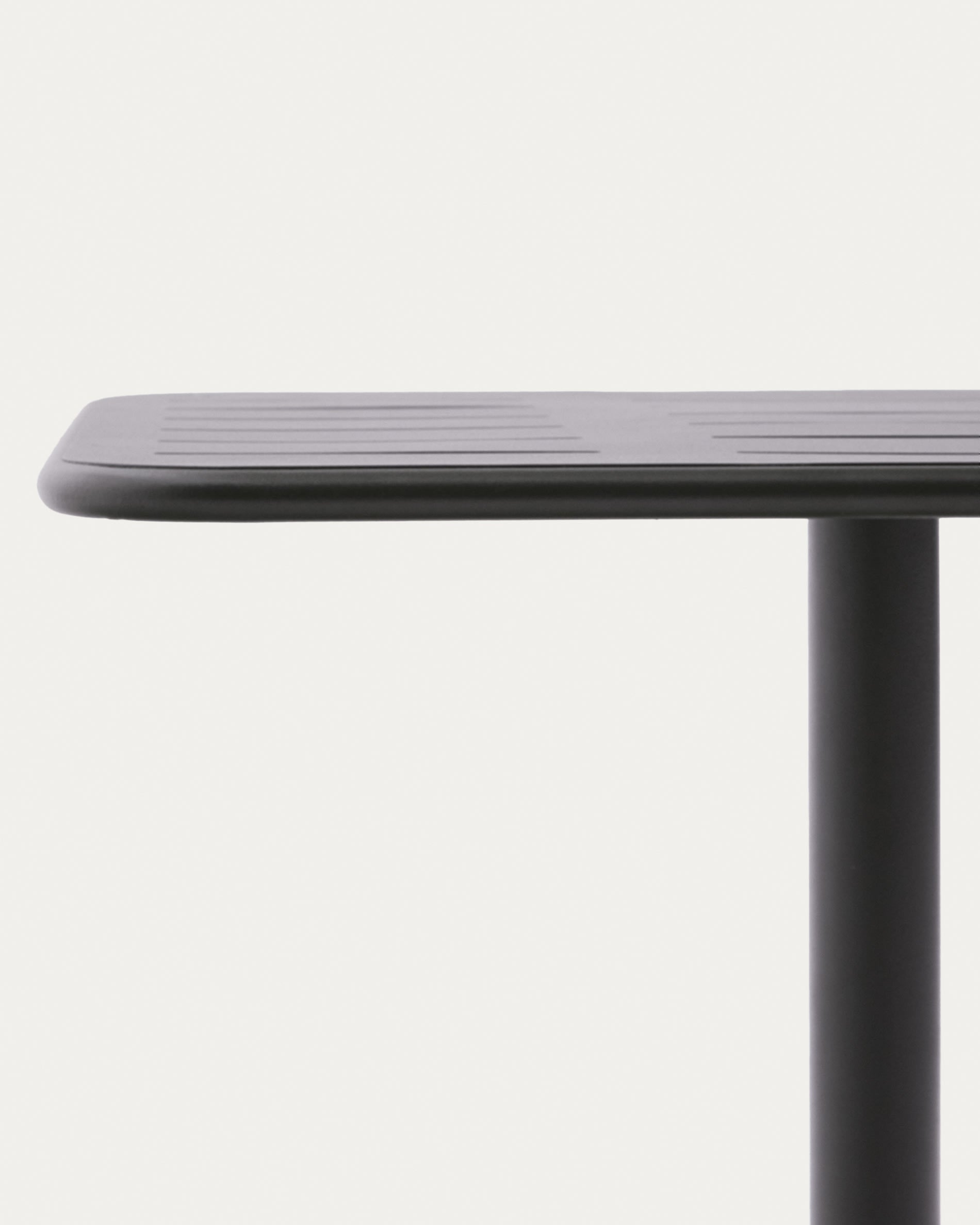 Eleganter Outdoor-Tisch Brai aus langlebigem, dunkelgrauem verzinktem Stahl (70 x 70 cm) – ideal für kleine Balkone und stilvolle Gartenmöbel.