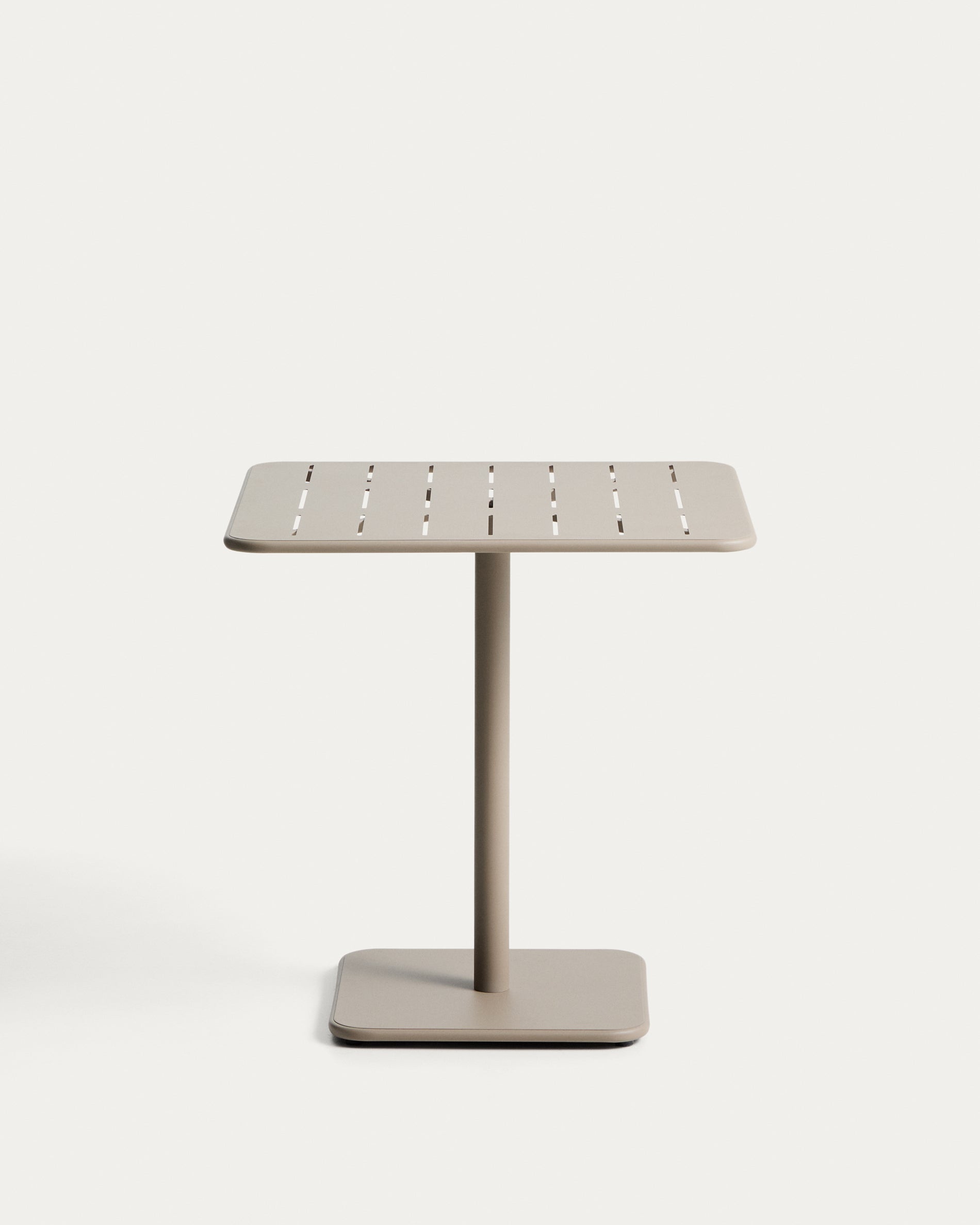 Outdoor-Tisch Brai aus taupefarben verzinktem Stahl, 70 x 70 cm in Taupe präsentiert im Onlineshop von KAQTU Design AG. Gartentisch ist von Kave Home