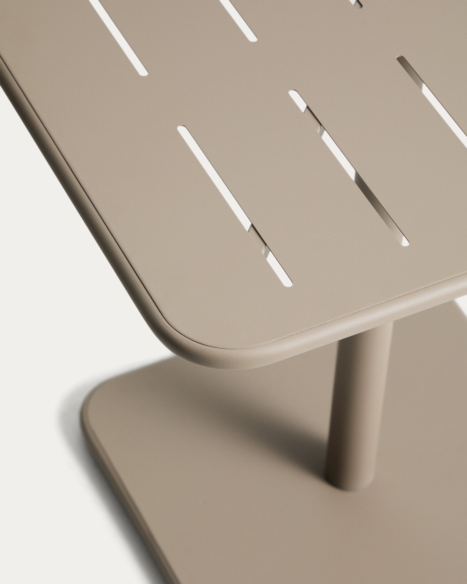 Outdoor-Tisch Brai aus taupefarben verzinktem Stahl, 70 x 70 cm in Taupe präsentiert im Onlineshop von KAQTU Design AG. Gartentisch ist von Kave Home