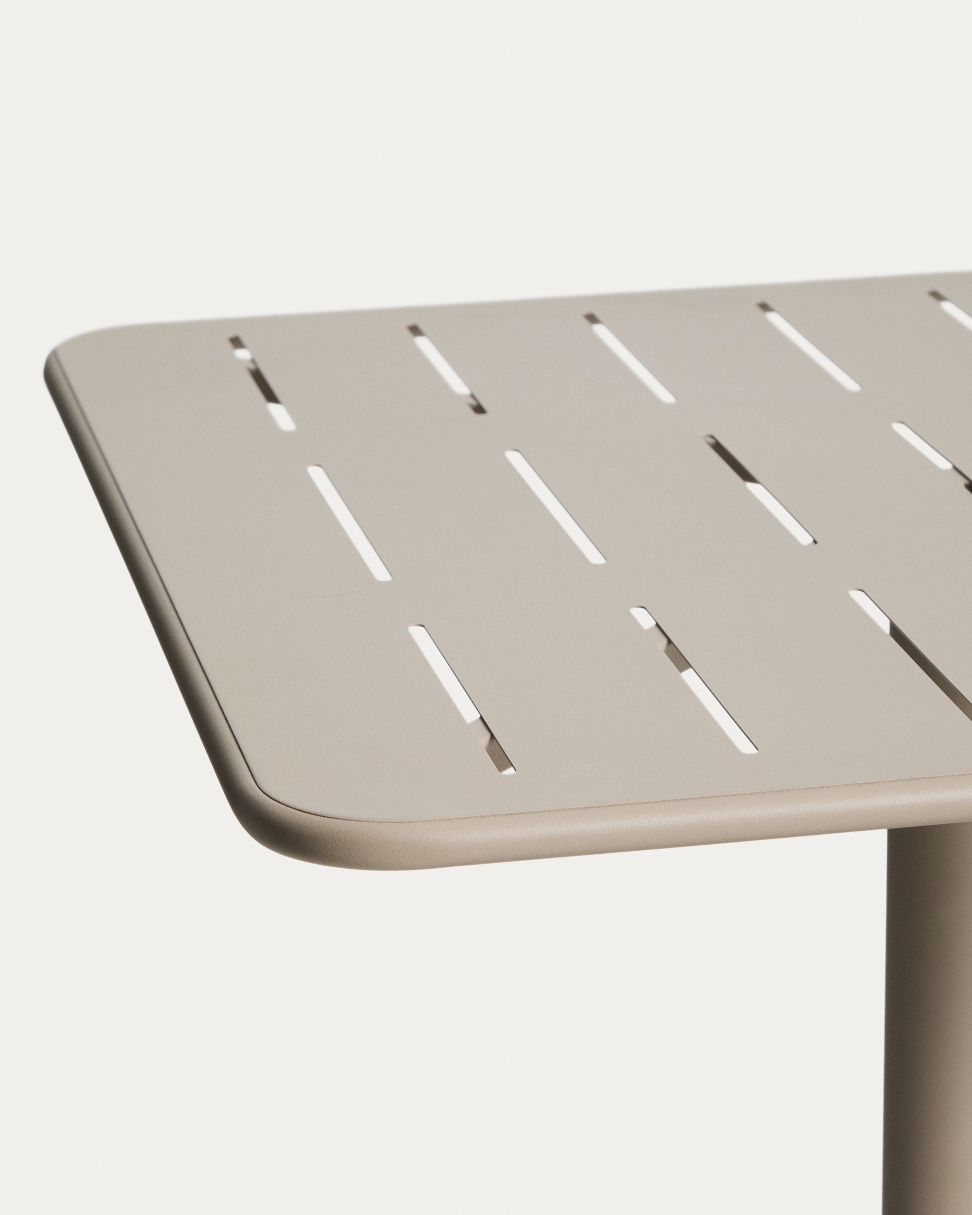 Outdoor-Tisch Brai aus taupefarben verzinktem Stahl, 70 x 70 cm in Taupe präsentiert im Onlineshop von KAQTU Design AG. Gartentisch ist von Kave Home