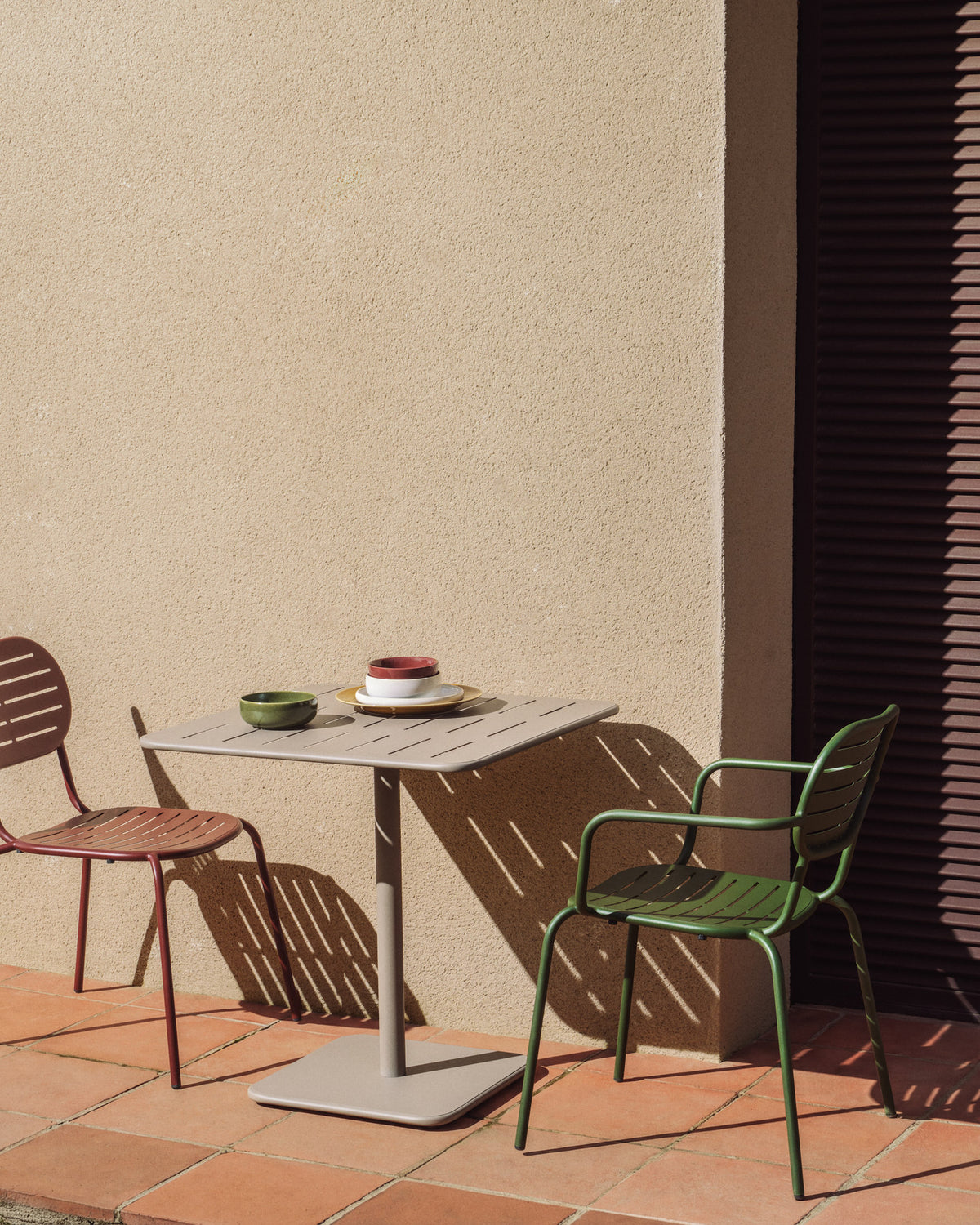 Outdoor-Tisch Brai aus taupefarben verzinktem Stahl, 70 x 70 cm in Taupe, Beige, Ecru präsentiert im Onlineshop von KAQTU Design AG. Gartentisch ist von Kave Home