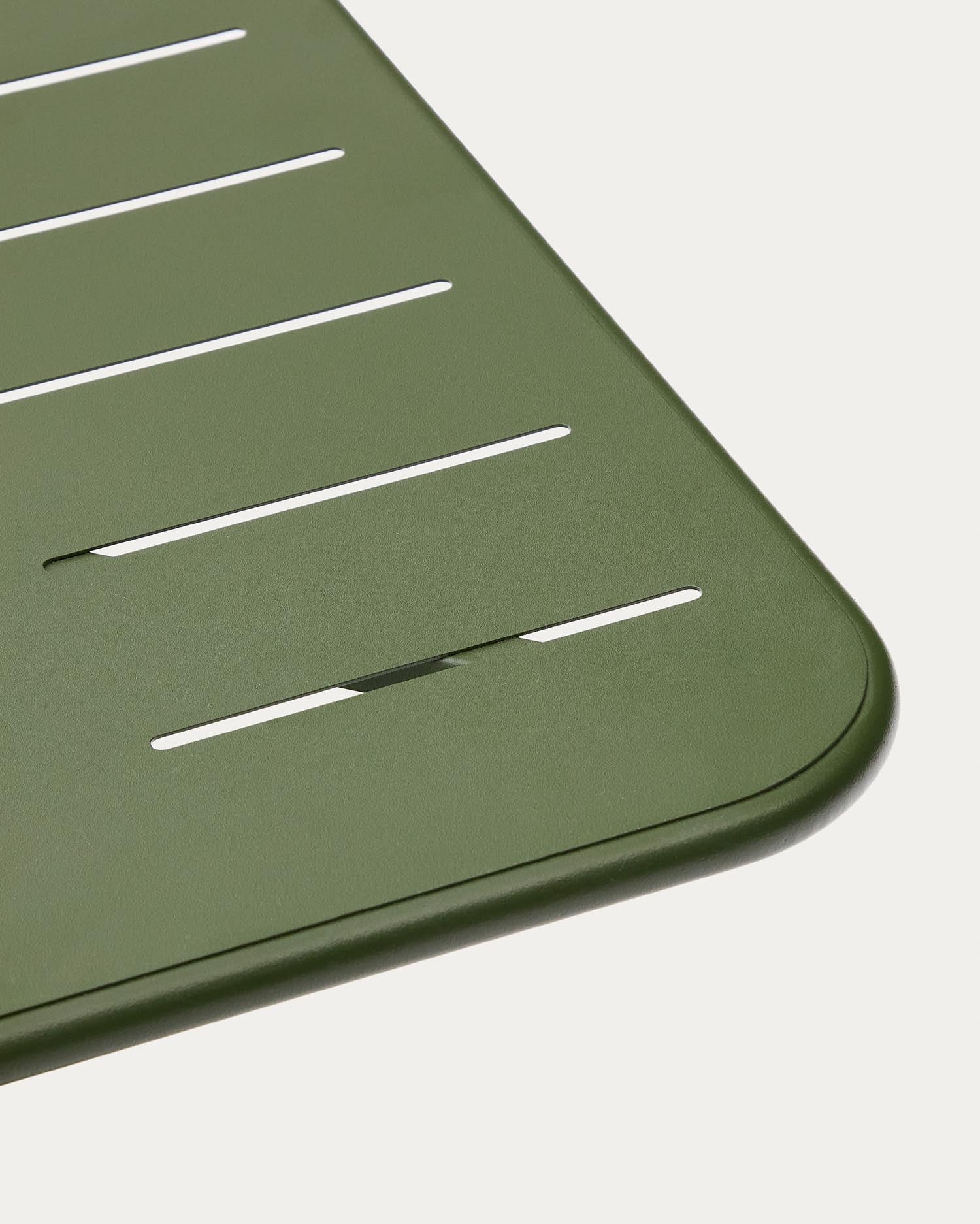 Eleganter Outdoor-Tisch Brai aus grün verzinktem Stahl, 70 x 70 cm. Ideal für kleine Terrassen, witterungsbeständig und stabil für jeden Einsatz.