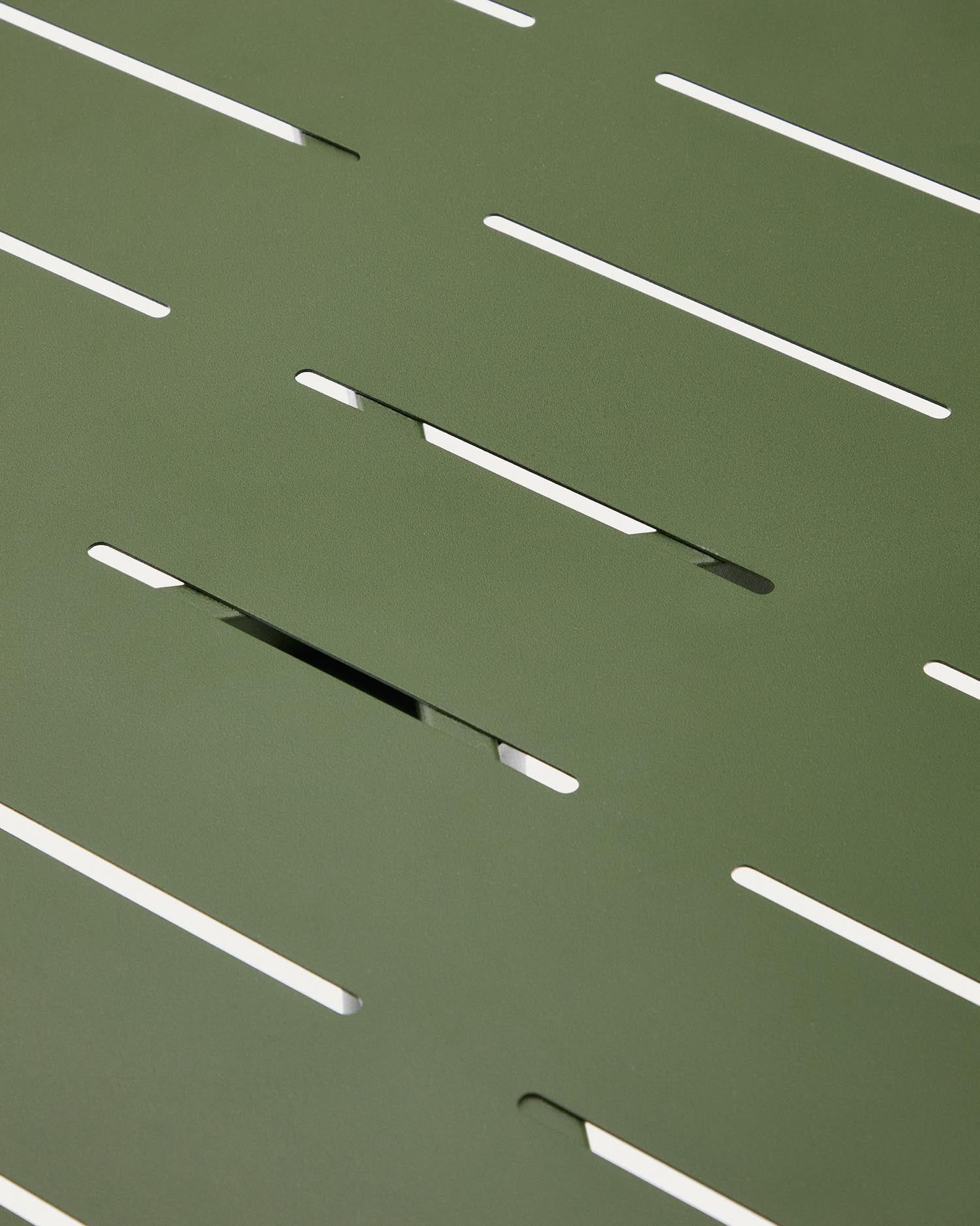 Stylischer Outdoor-Tisch Brai aus grünem, verzinktem Stahl (70 x 70 cm) – perfekt für Balkone, langlebig und pflegeleicht für jeden Anlass.