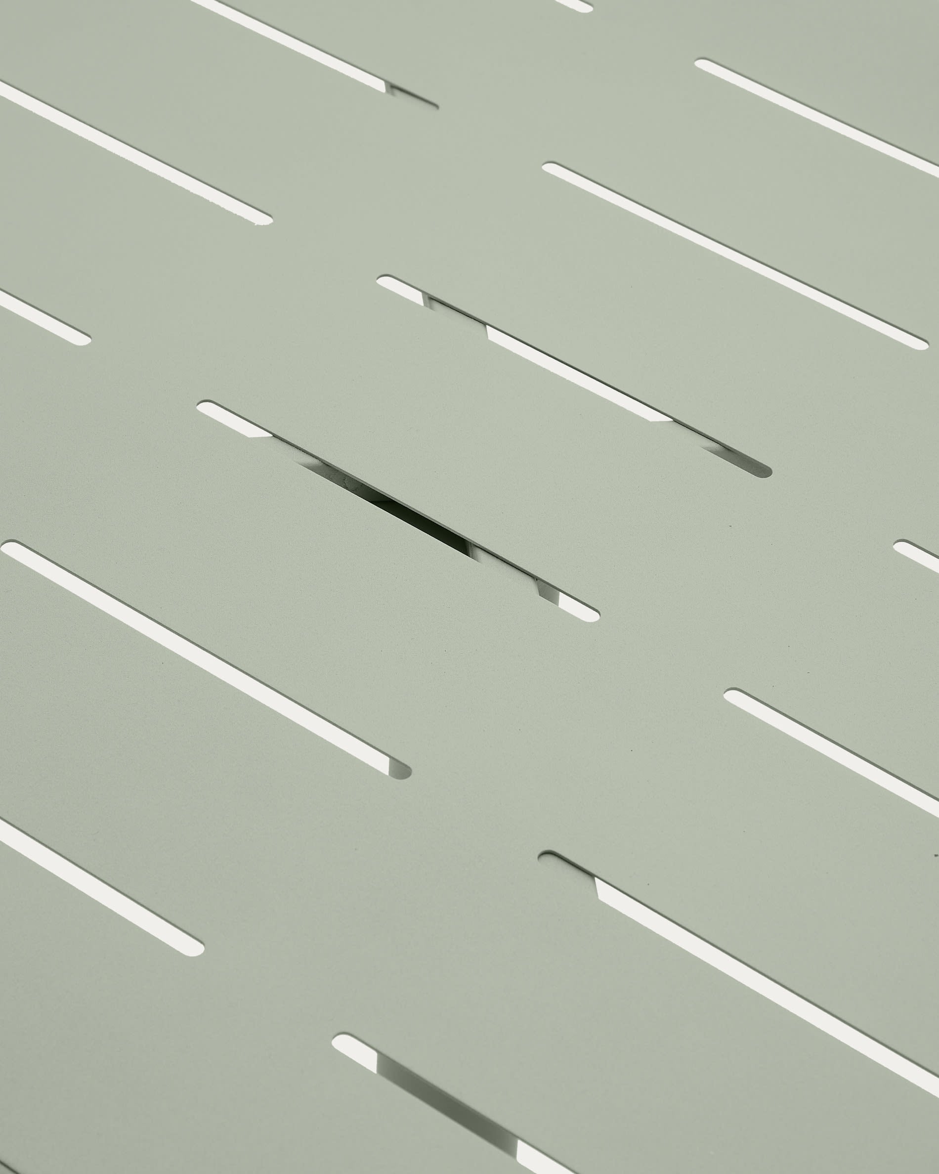 Stylischer Outdoor-Tisch Brai in lebhaftem Türkis, aus robustem verzinktem Stahl, perfekt für Balkone und Terrassen, ideal für gesellige Anlässe.