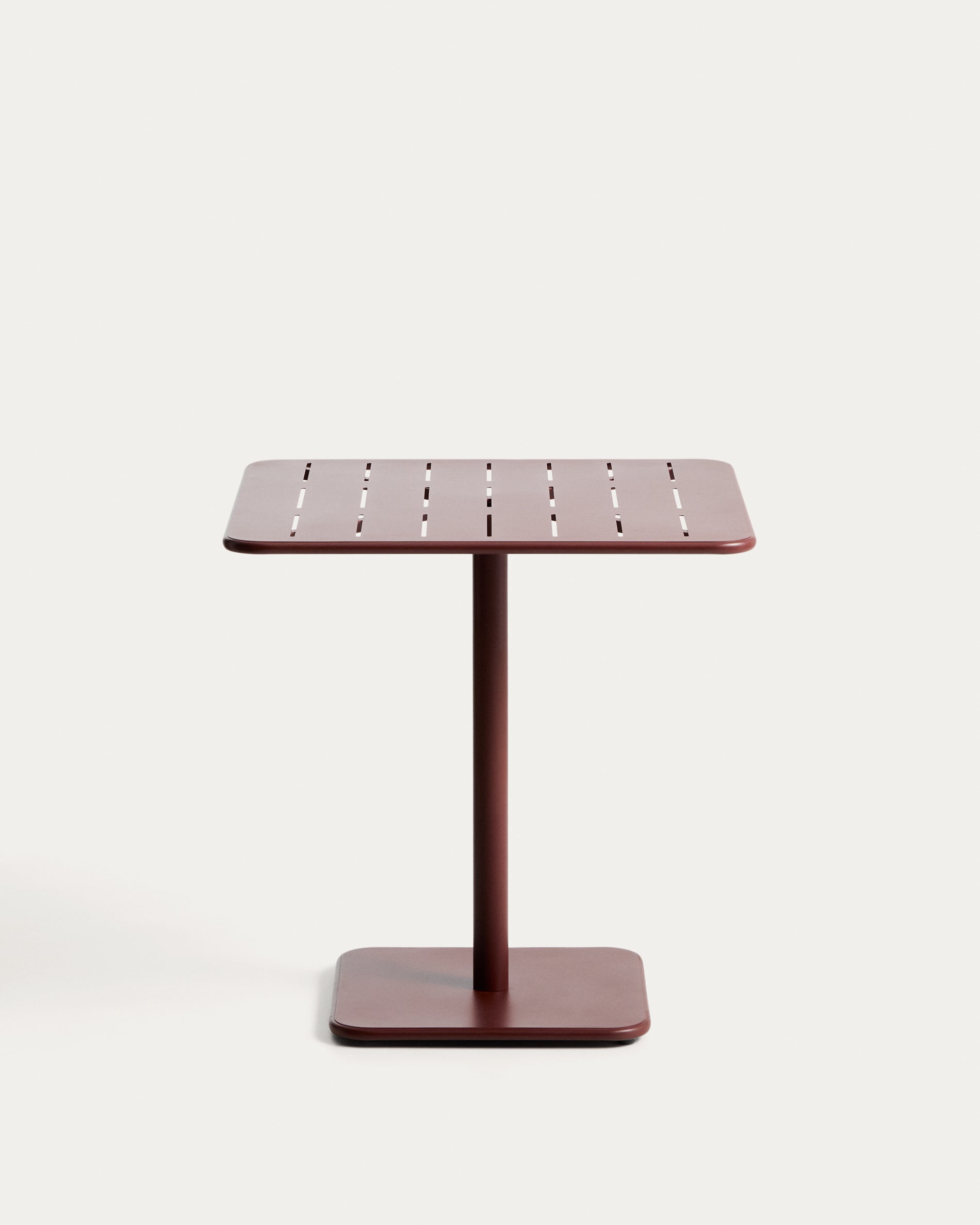 Outdoor-Tisch Brai aus granatrot verzinktem Stahl, 70 x 70 cm in präsentiert im Onlineshop von KAQTU Design AG. Gartentisch ist von Kave Home