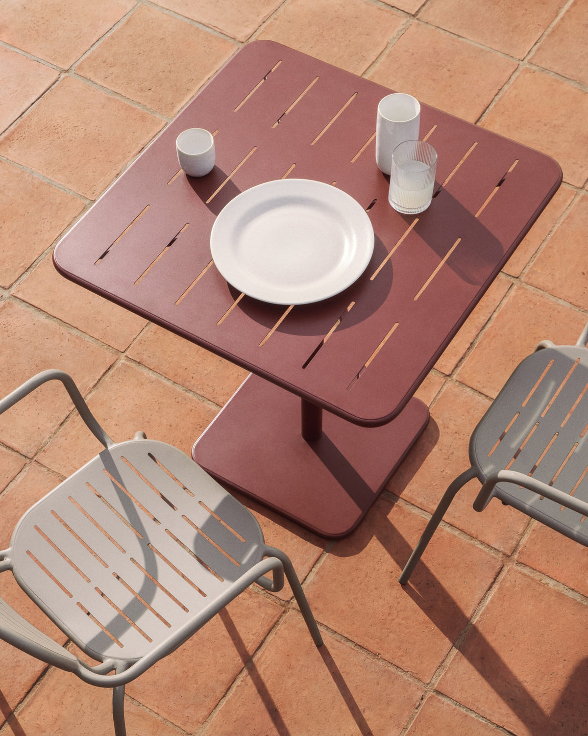 Outdoor-Tisch Brai aus granatrot verzinktem Stahl, 70 x 70 cm in Rot präsentiert im Onlineshop von KAQTU Design AG. Gartentisch ist von Kave Home