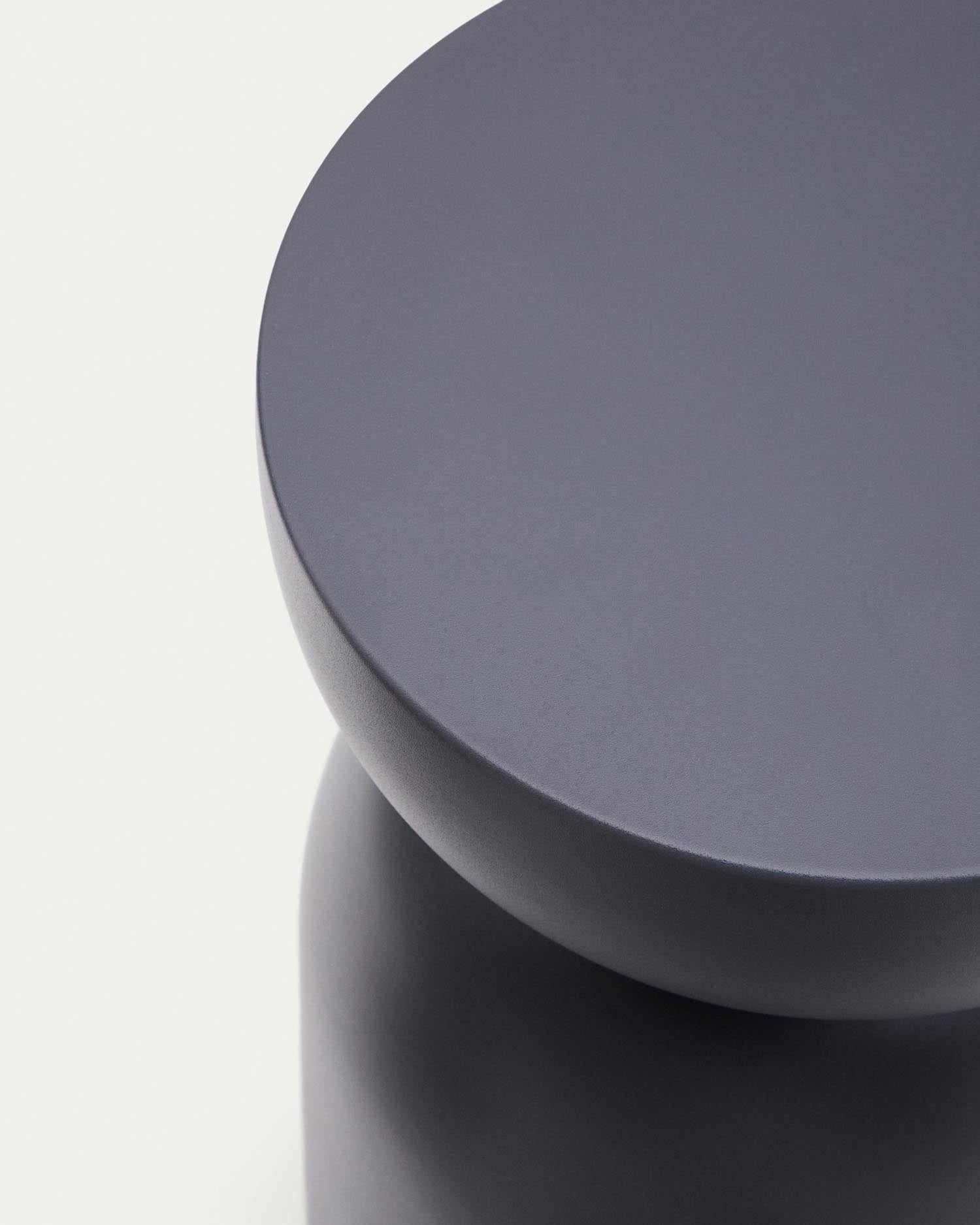 Entdecken Sie den Beistelltisch Rachell von Kave Home: elegantes, graues Metalldesign, ideal für jeden Raum und vielseitig einsetzbar.