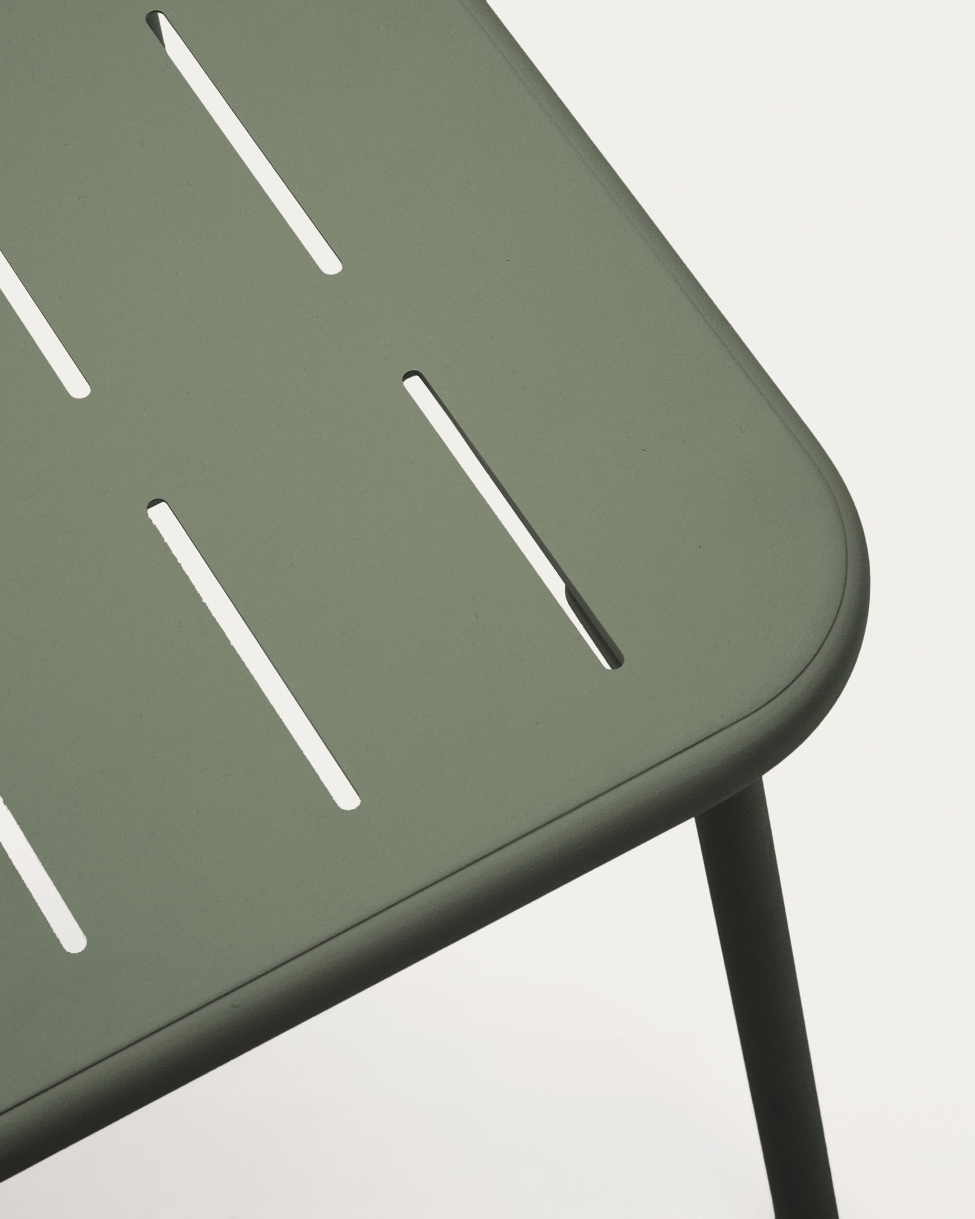 Eleganter Couchtisch Zivia aus grünem, verzinktem Stahl (90 x 50 cm) – ideal für drinnen und draußen. Pflegeleicht und langlebig.