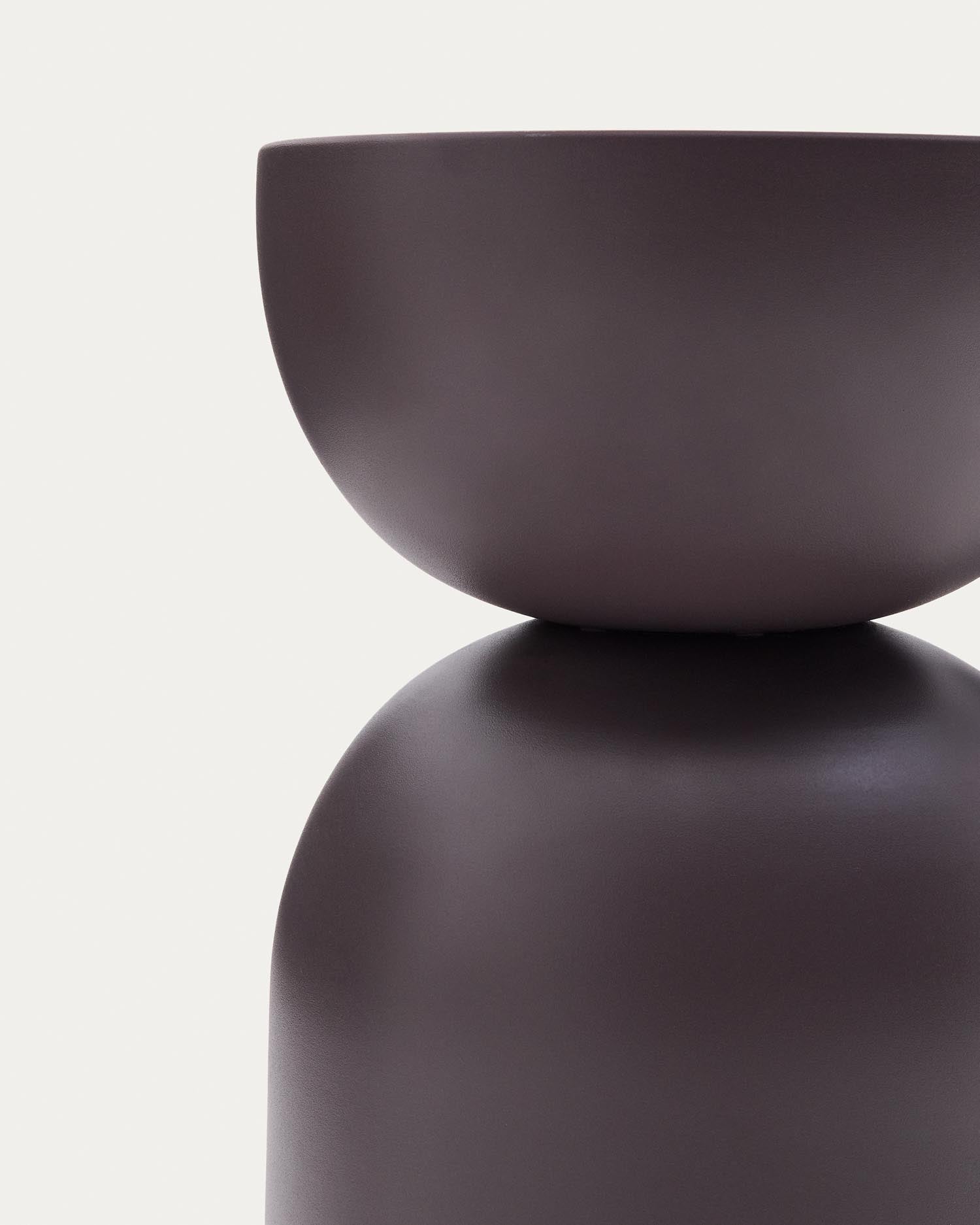 Der Beistelltisch Rachell in Dunkellila vereint modernes Design und Funktionalität. Robuste Metallkonstruktion, skulpturale Form und vielseitig einsetzbar.