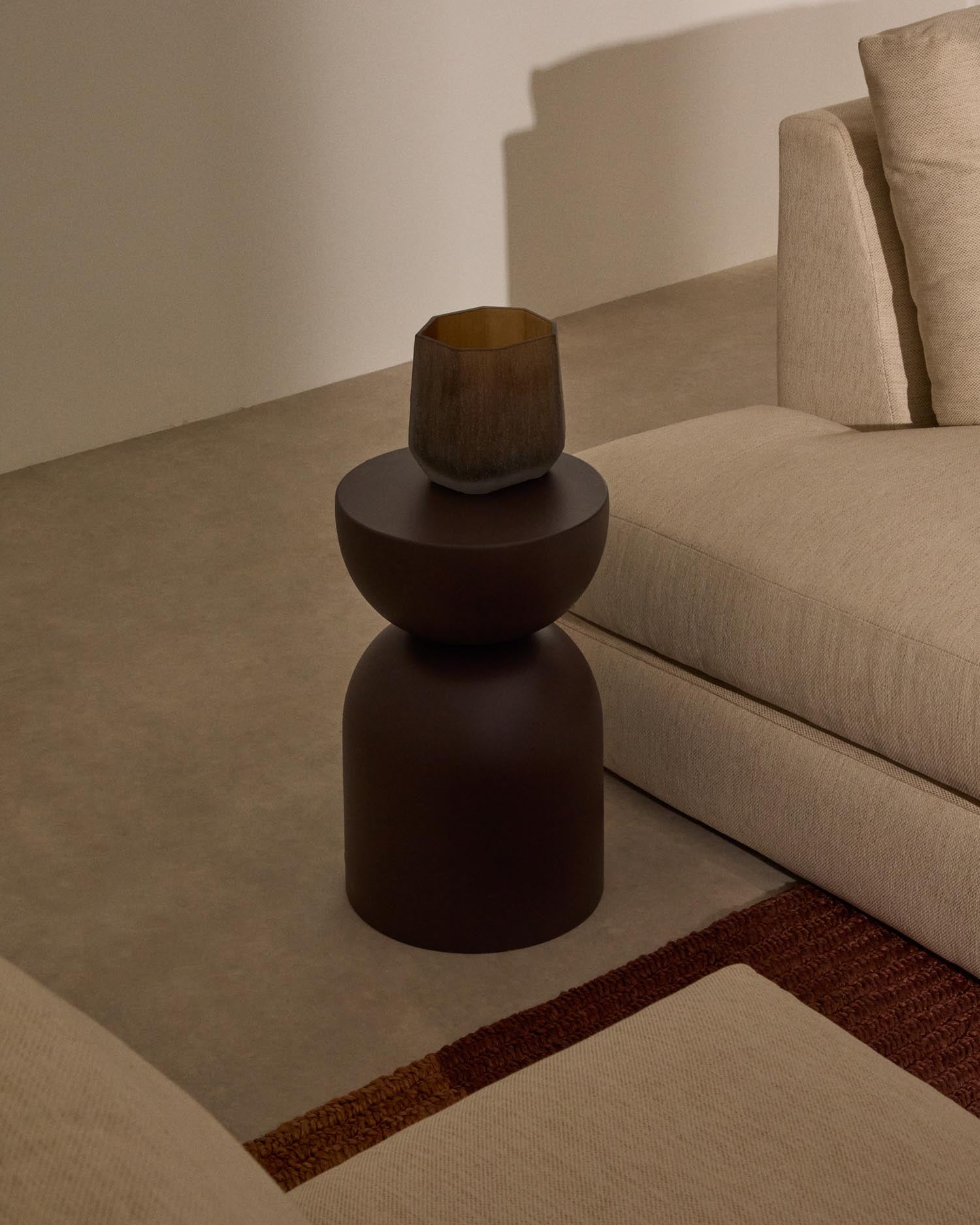 Entdecken Sie den eleganten Beistelltisch Rachell aus Metall in Dunkellila. Mit seinem modernen Design und robusten Eigenschaften ist er die perfekte Ergänzung für Ihr Zuhause.