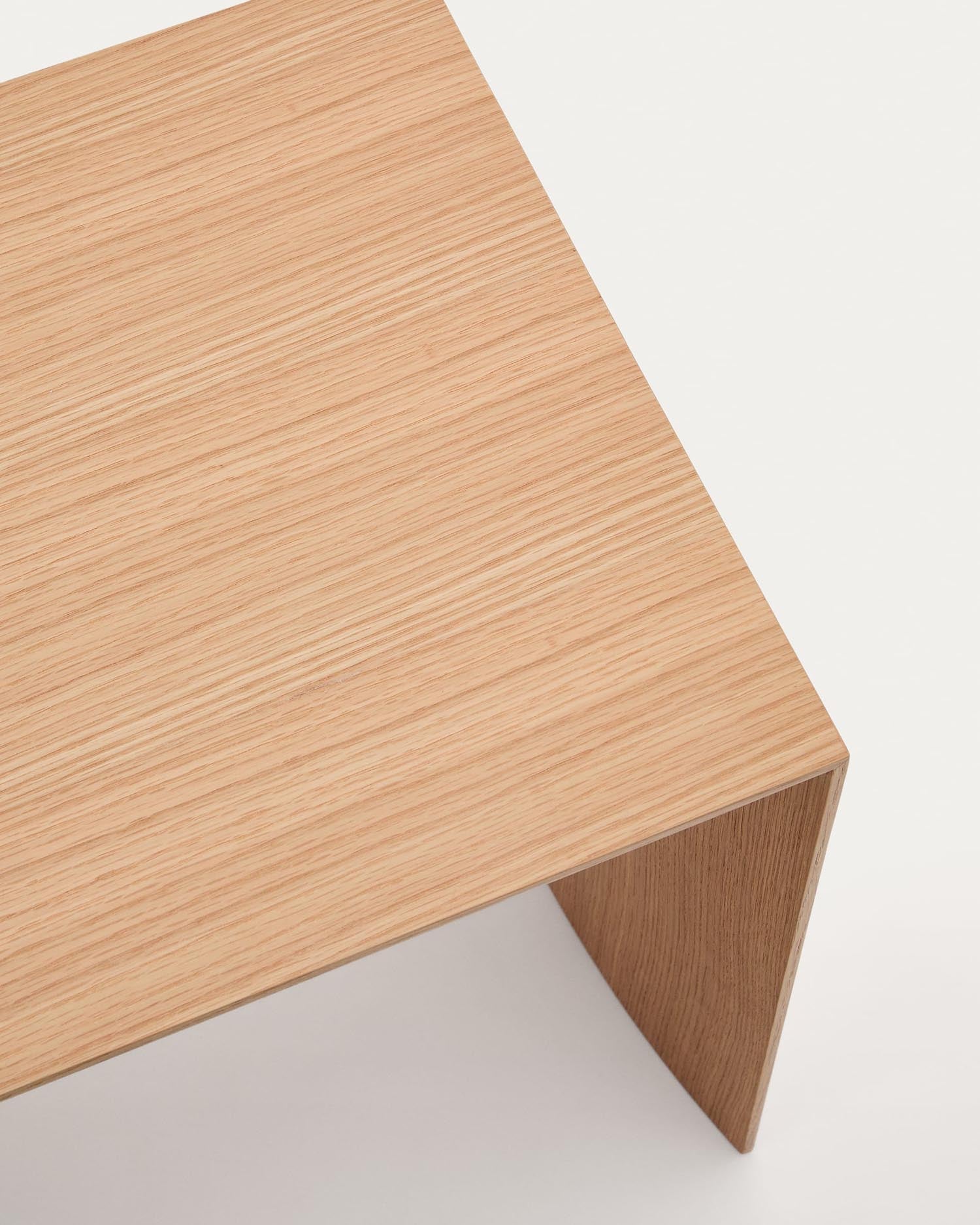 Stilvoller Couchtisch Litto aus hochwertigem Eichenfurnier, 90 x 45 cm. Ideal für jedes Wohnzimmer, vereint Funktionalität und zeitlose Eleganz.