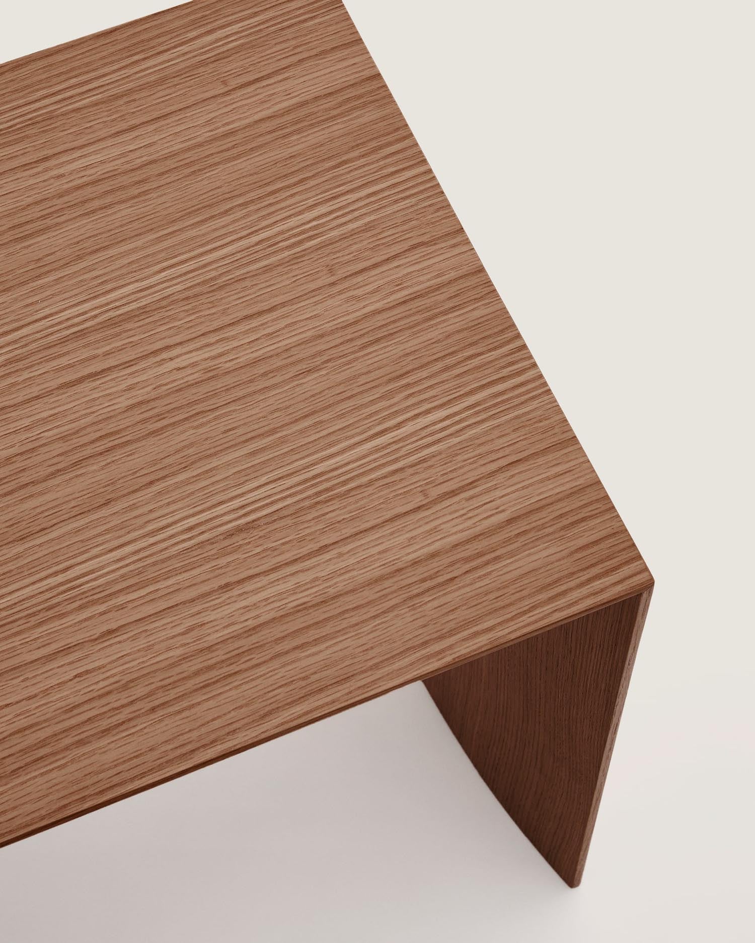 Eleganter Couchtisch Litto aus hochwertigem Walnussfurnier, 90 x 45 cm. Ideal für stilvolle Wohnräume, vereint Design und Funktionalität.