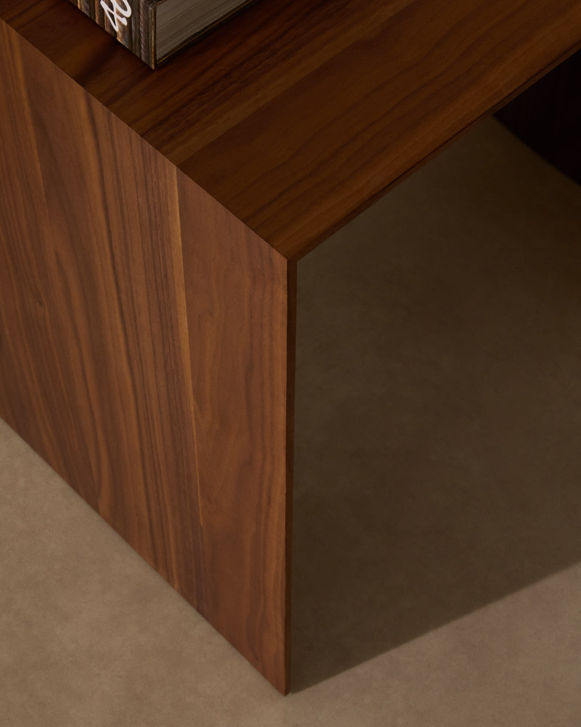 Stilvoller Beistelltisch Litto aus hochwertigem Walnussfurnier, 55 x 40 cm. Ideal für kleine Räume, robust und elegant für jedes Zuhause.