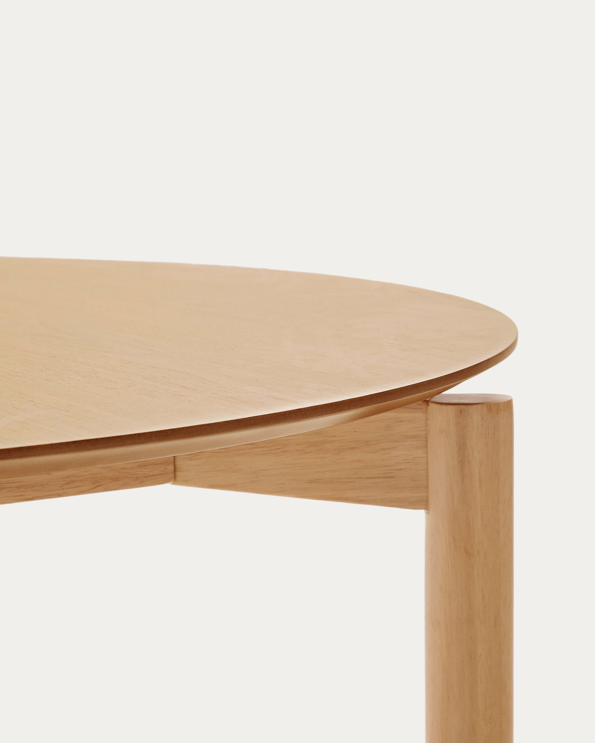 Eleganter runder Tisch Indara von Kave Home, Ø 100 cm, aus robustem Eschefurnier und stabilem Kautschukholz, perfekt für gesellige Essmomente.