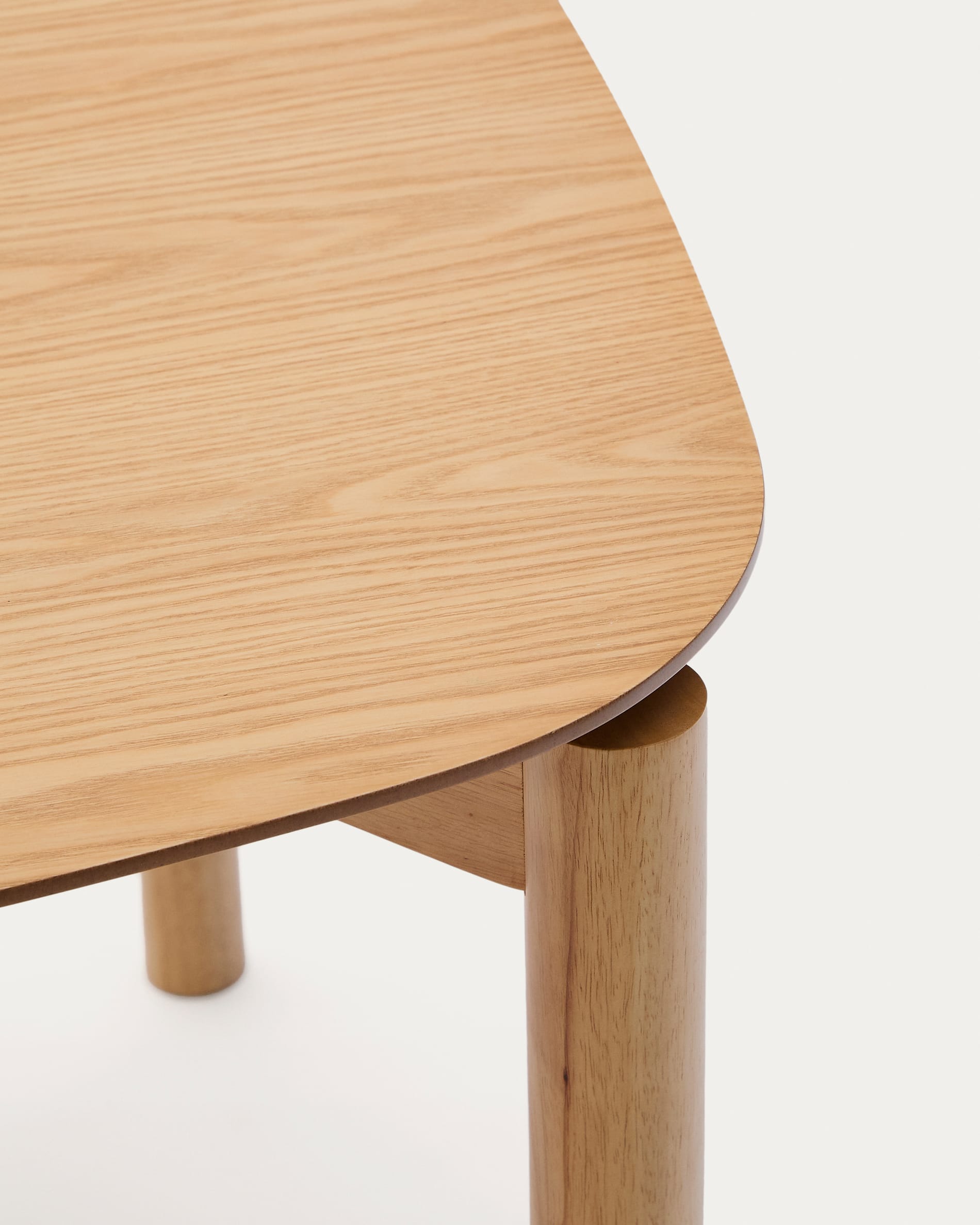 Stilvoller Tisch Indara, 160 x 90 cm, aus langlebigem Eschefurnier und robustem Kautschukholz, ideal für gesellige Essbereiche.