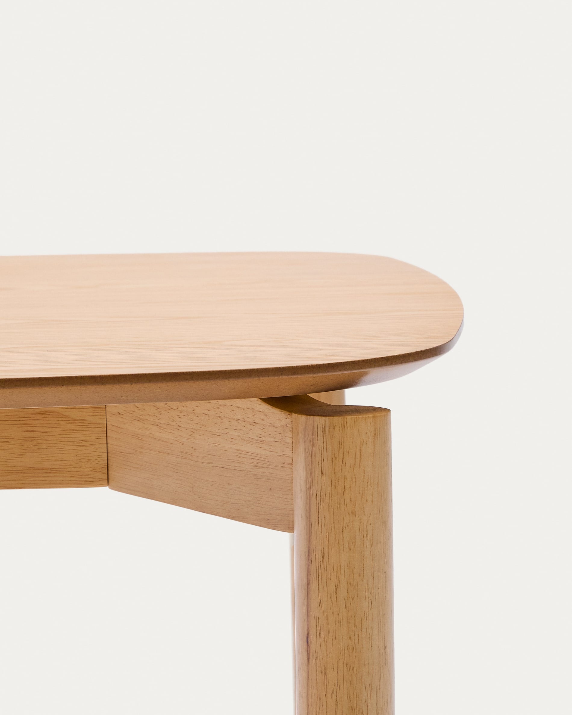 Eleganter Esstisch Indara, 160 x 90 cm, aus hochwertigem Eschefurnier und massivem Kautschukholz, perfekt für jeden Wohnstil.