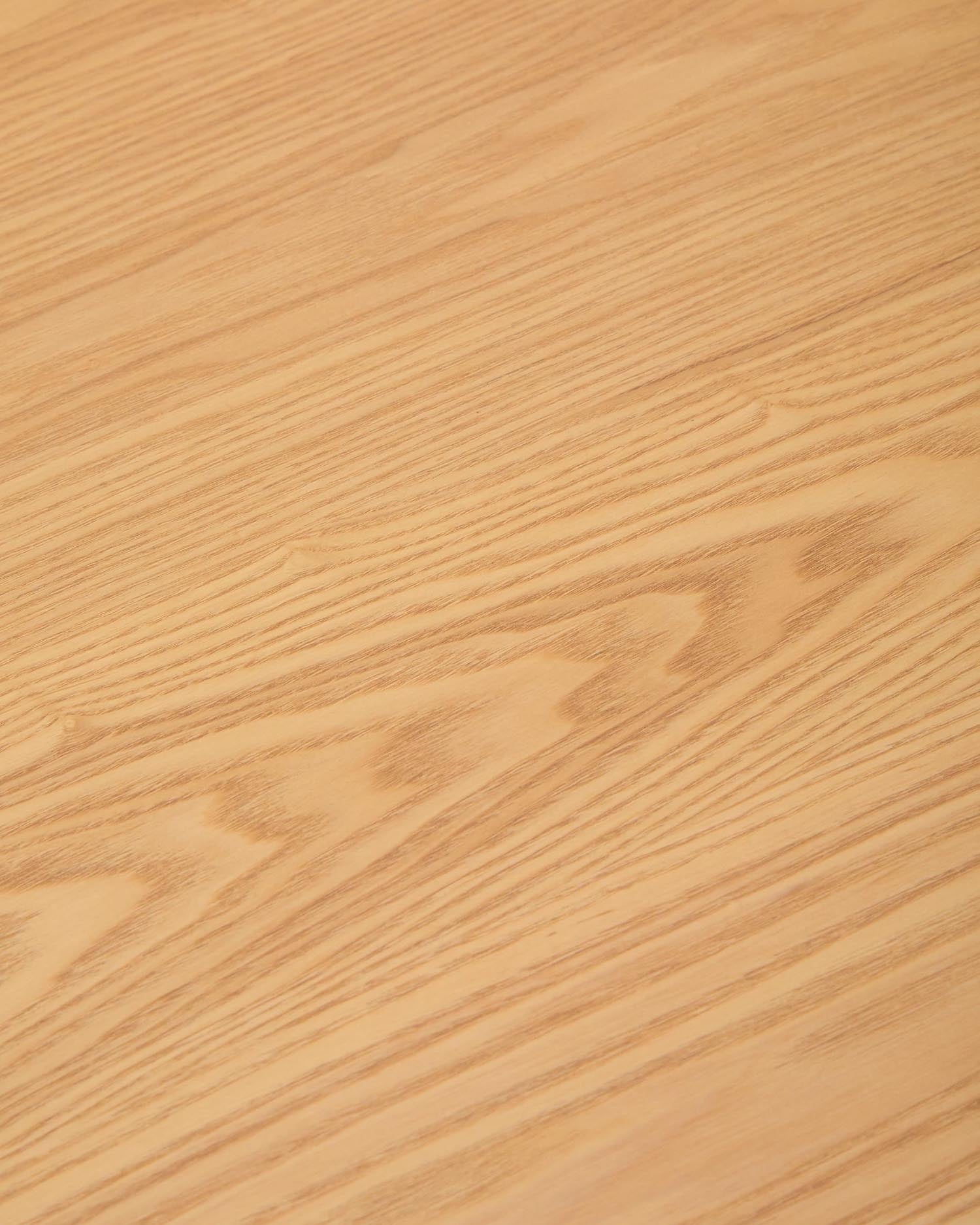 Stilvoller Tisch Indara, 160 x 90 cm, aus langlebigem Eschefurnier und robustem Kautschukholz, ideal für gesellige Essmomente.