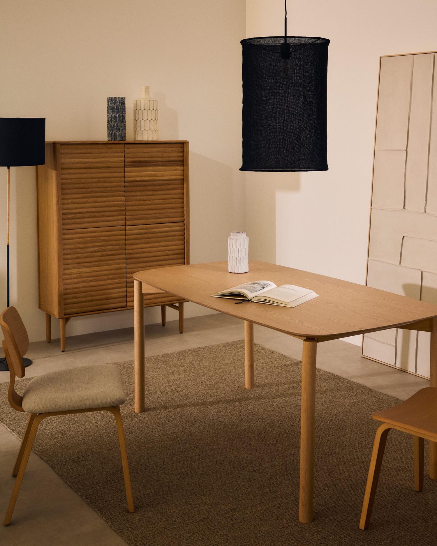 Moderner Tisch Indara aus Eschefurnier und massivem Kautschukholz, naturfarben, 160x90 cm, ideal für stilvolle Esszimmer.