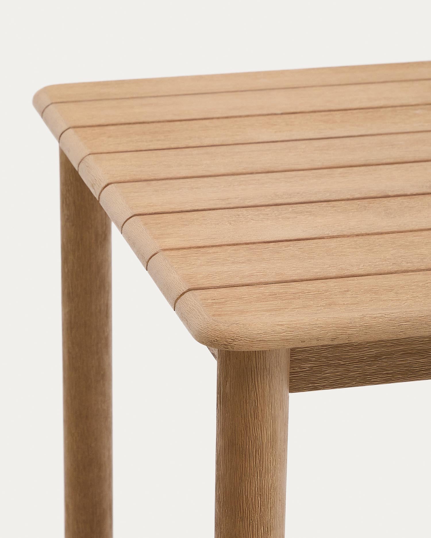 Entdecken Sie den eleganten Tisch Sori aus FSC-zertifiziertem Akazienholz. Mit 78 x 78 cm ideal für Garten und Terrasse – robust und nachhaltig.