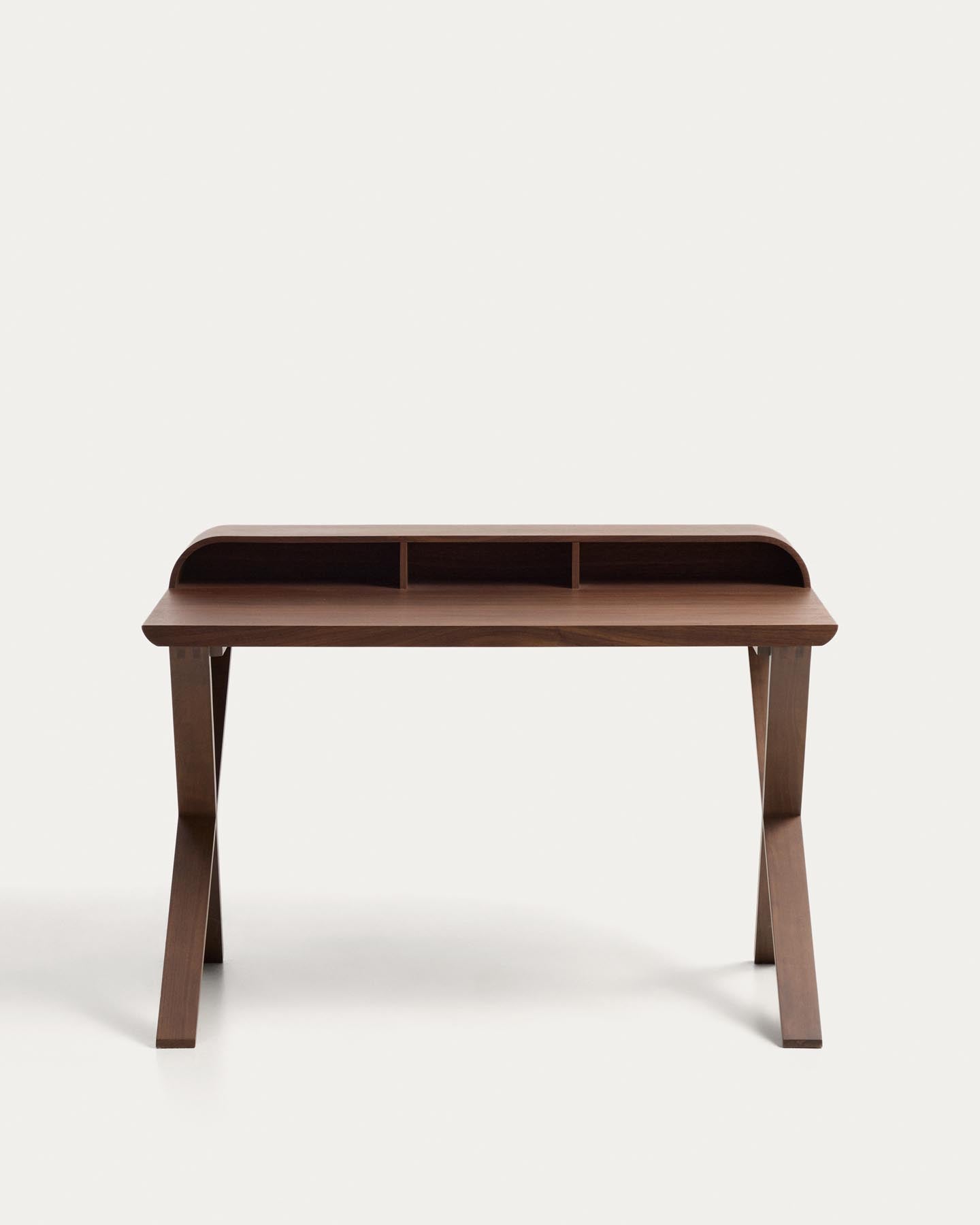Schreibtisch Dilare aus Nussbaumfurnier, 120 x 85 cm in Dunkelbraun präsentiert im Onlineshop von KAQTU Design AG. Schreibtisch ist von Kave Home