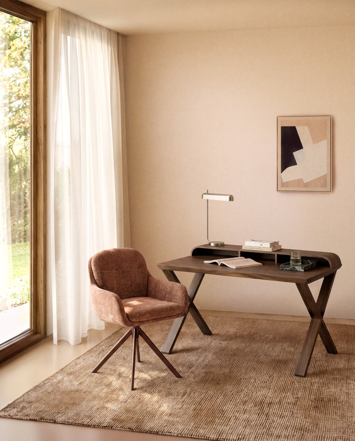 Schreibtisch Dilare aus Nussbaumfurnier, 120 x 85 cm in Dunkelbraun präsentiert im Onlineshop von KAQTU Design AG. Schreibtisch ist von Kave Home