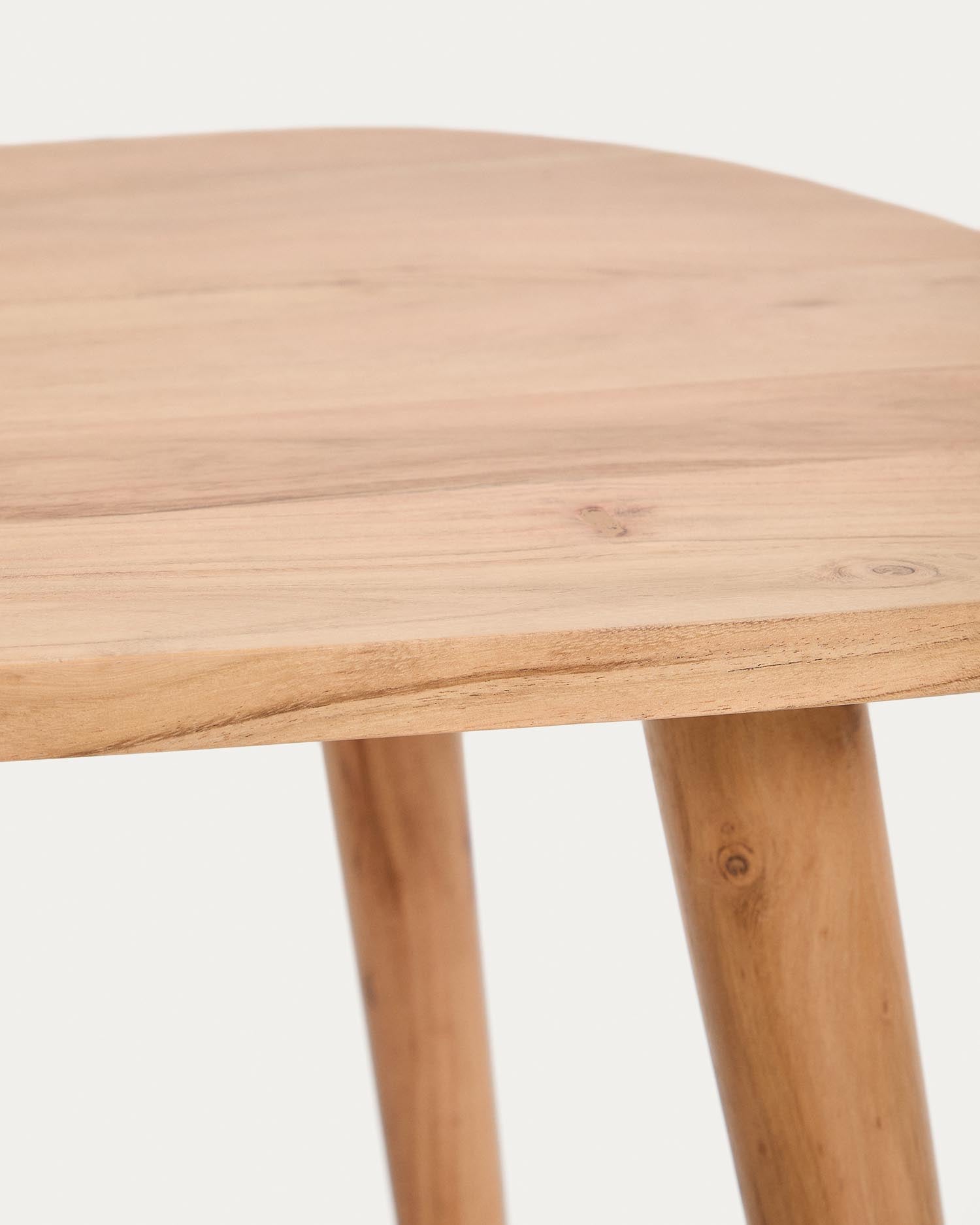 Der Couchtisch Duvani aus robustem Akazienholz mit gebleichtem Finish vereint skandinavisches Design und Funktionalität. Ein stilvolles Highlight für jedes Wohnzimmer!