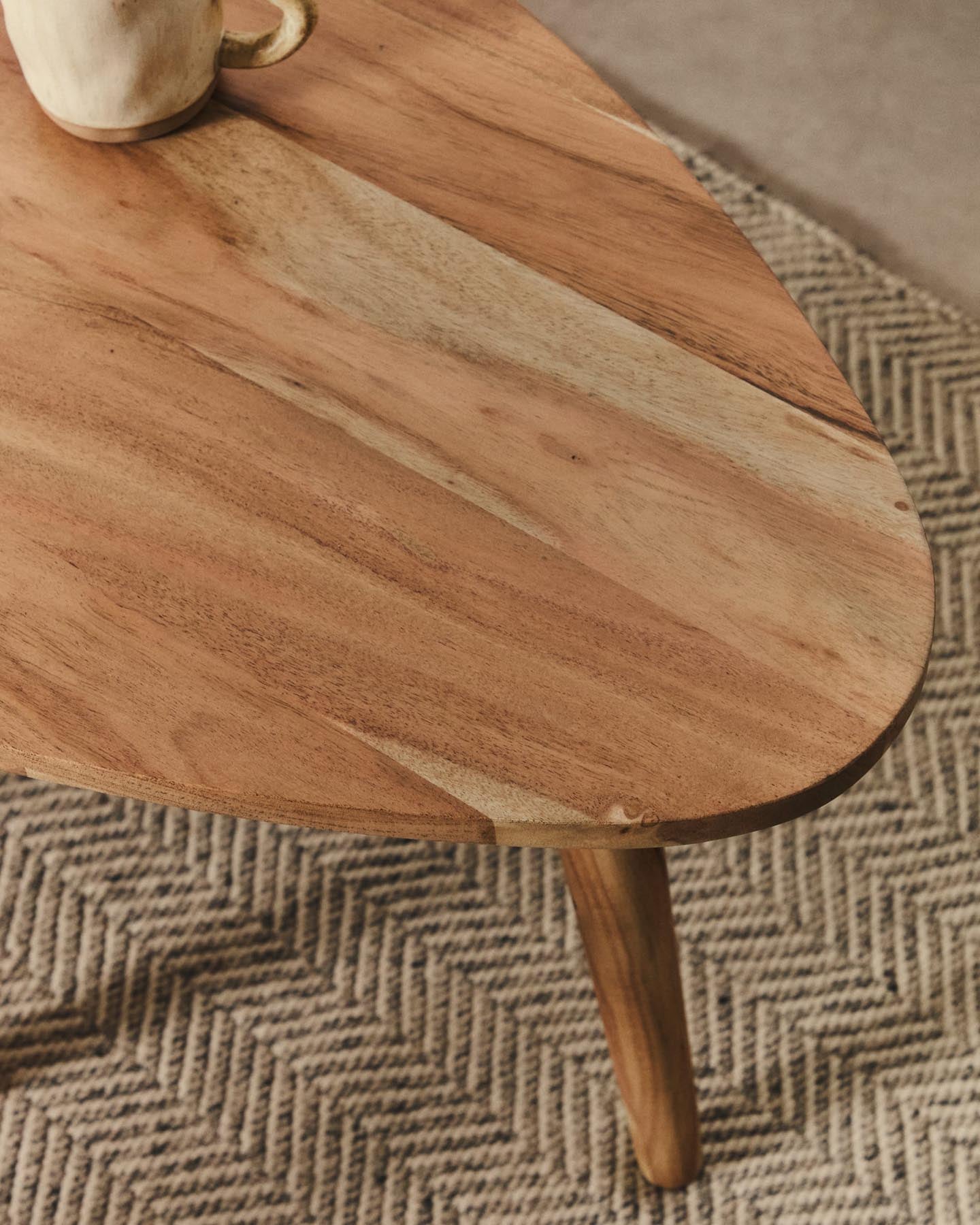 Erleben Sie den Couchtisch Duvani aus robustem Akazienholz mit modernem, gebleichten Finish. Perfekt für ein elegantes Wohnambiente.