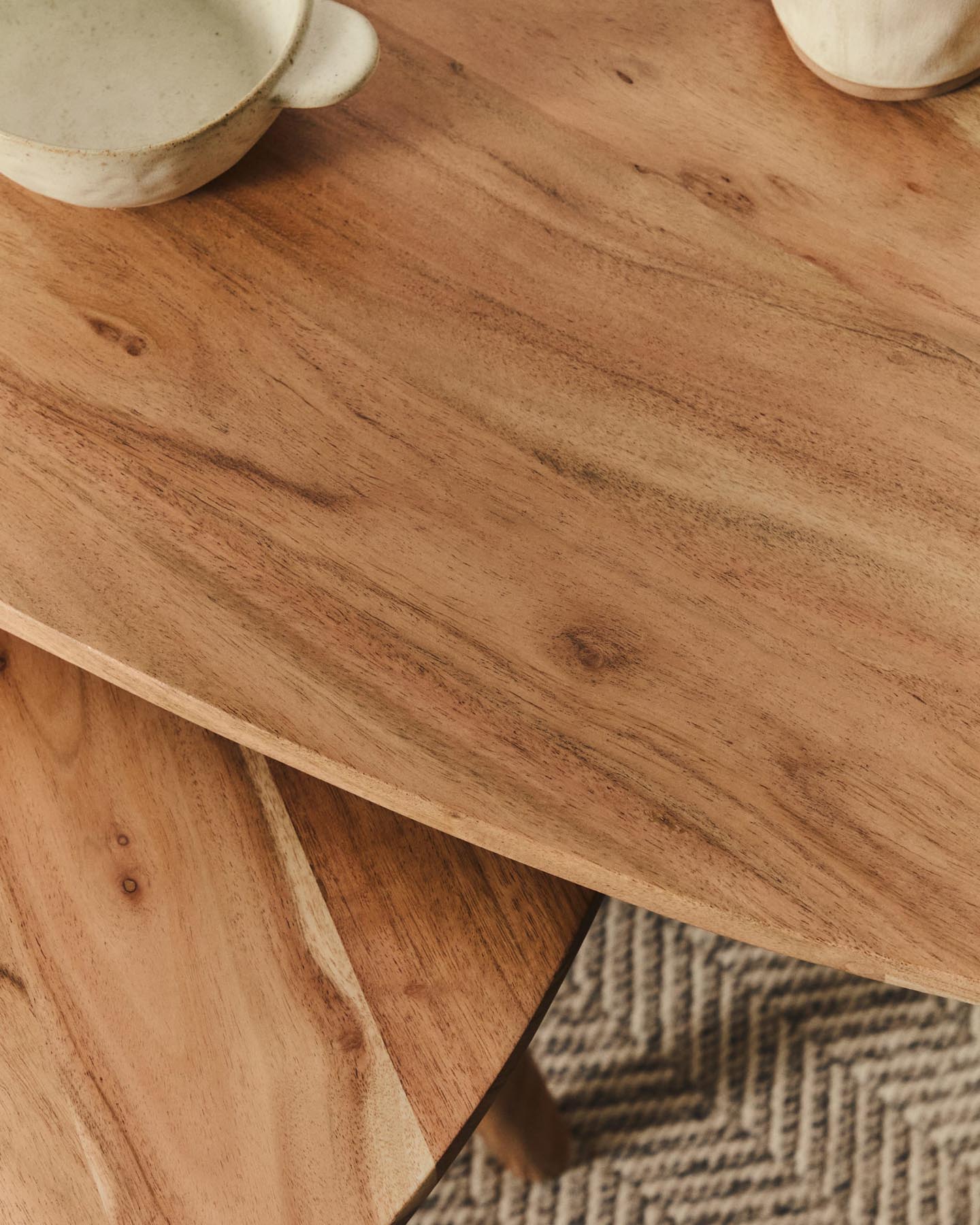 Verleihen Sie Ihrem Wohnraum mit dem 2er-Set Beistelltische Duvani aus massivem Akazienholz und gebleichtem Finish einen skandinavischen Touch!