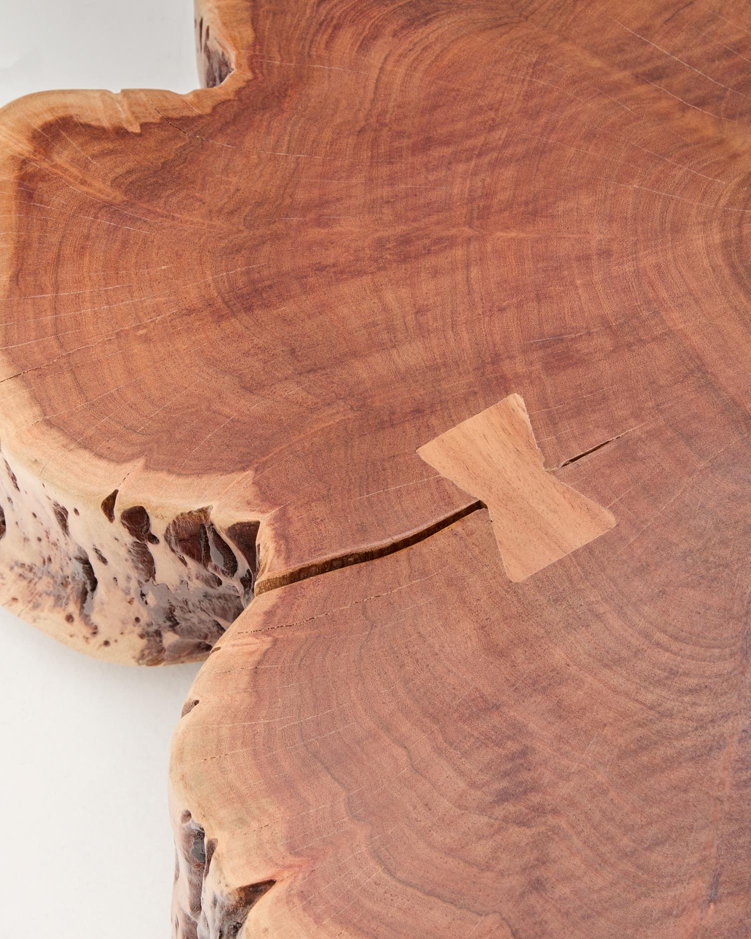 Erleben Sie den Couchtisch Tavine aus hochwertigem Akazienholz. Mit seinem gebleichten Finish und den praktischen Rollen ist er ein stilvolles Highlight für jedes Wohnzimmer.