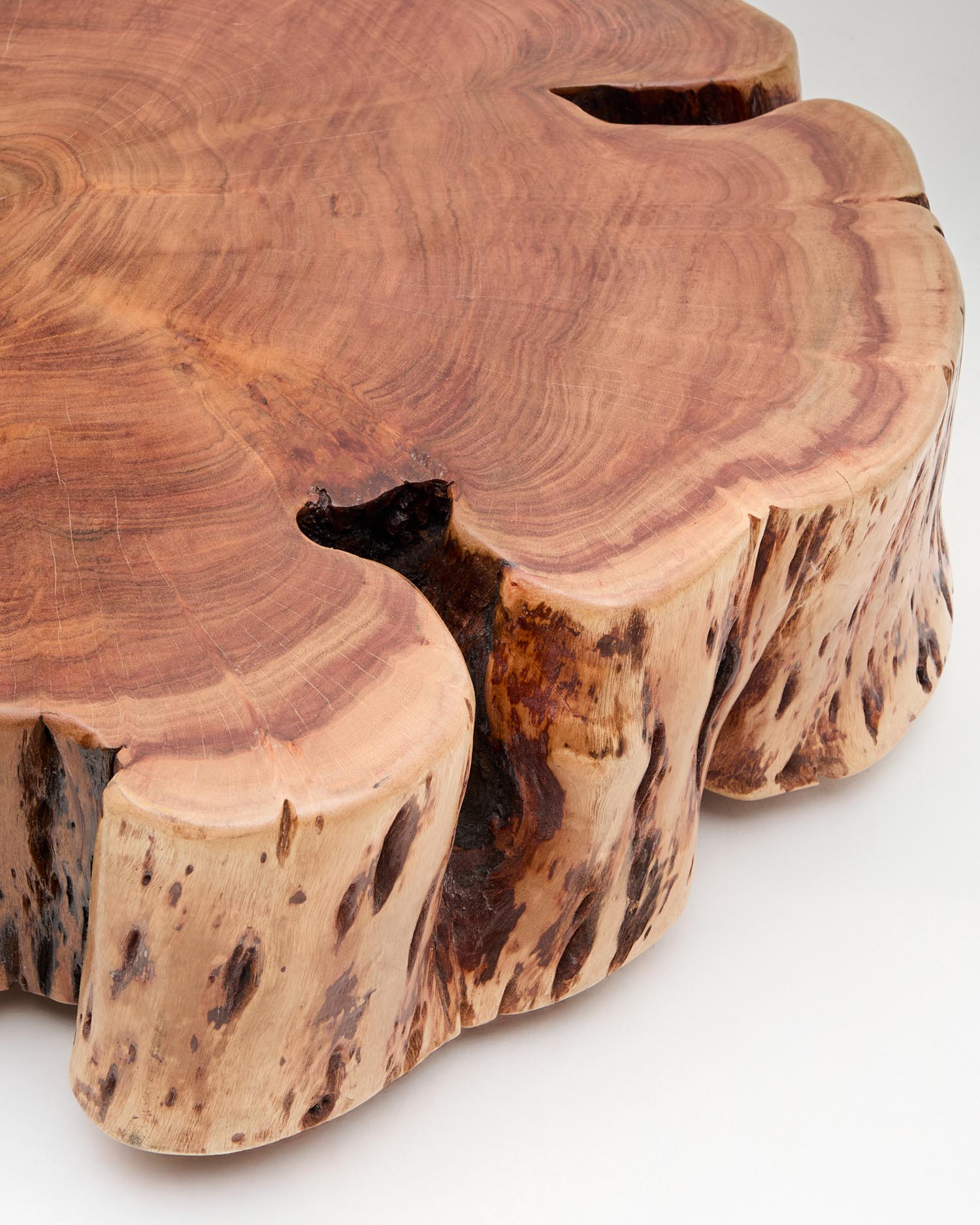 Entdecken Sie den Couchtisch Tavine aus massivem Akazienholz. Sein einzigartiges Design mit gebleichtem Finish und Rollen macht ihn zum perfekten Blickfang in jedem Raum.