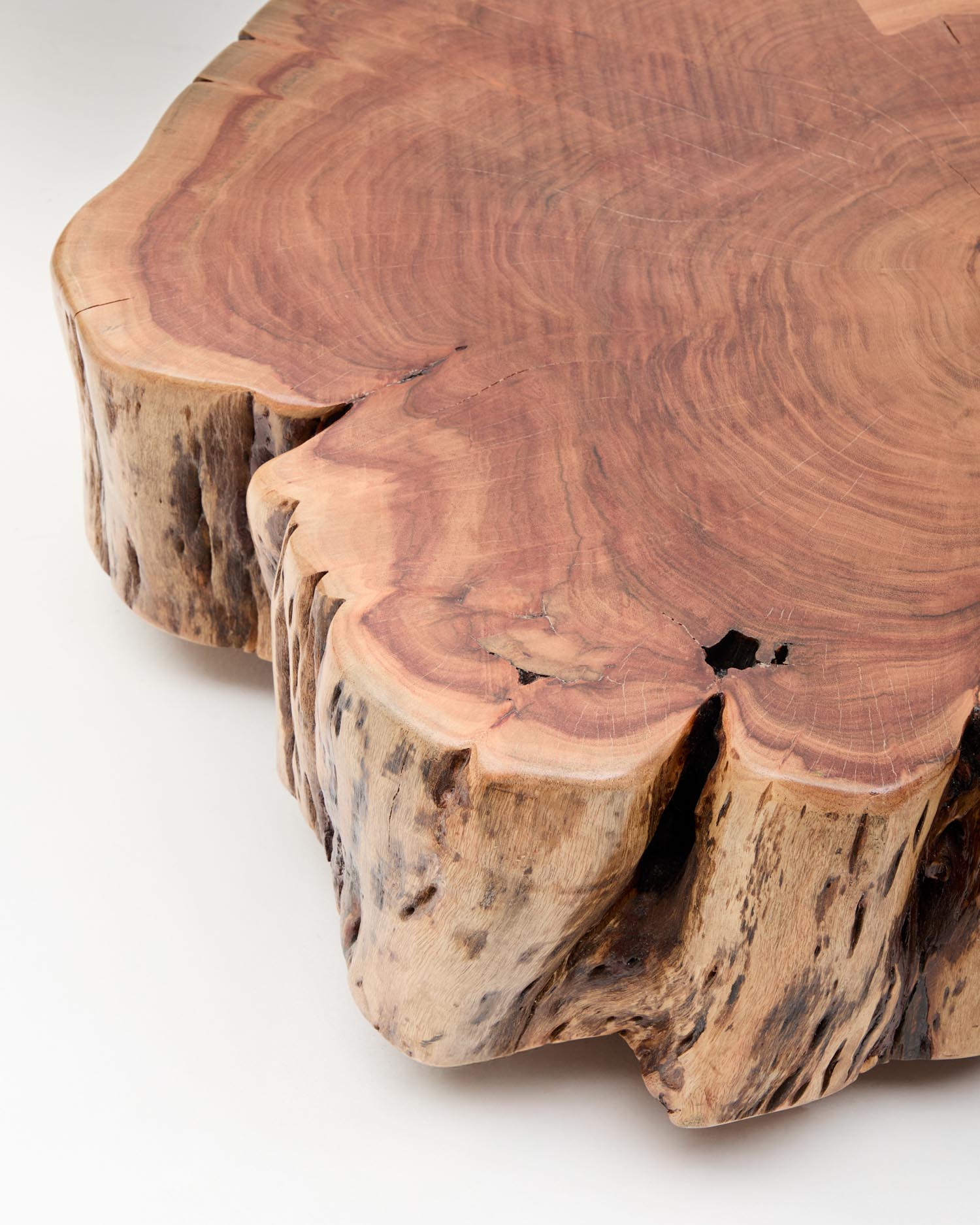 Erleben Sie den Couchtisch Tavine aus massivem Akazienholz. Mit seinem gebleichten Finish und praktischen Rollen vereint er Stil und Funktionalität.