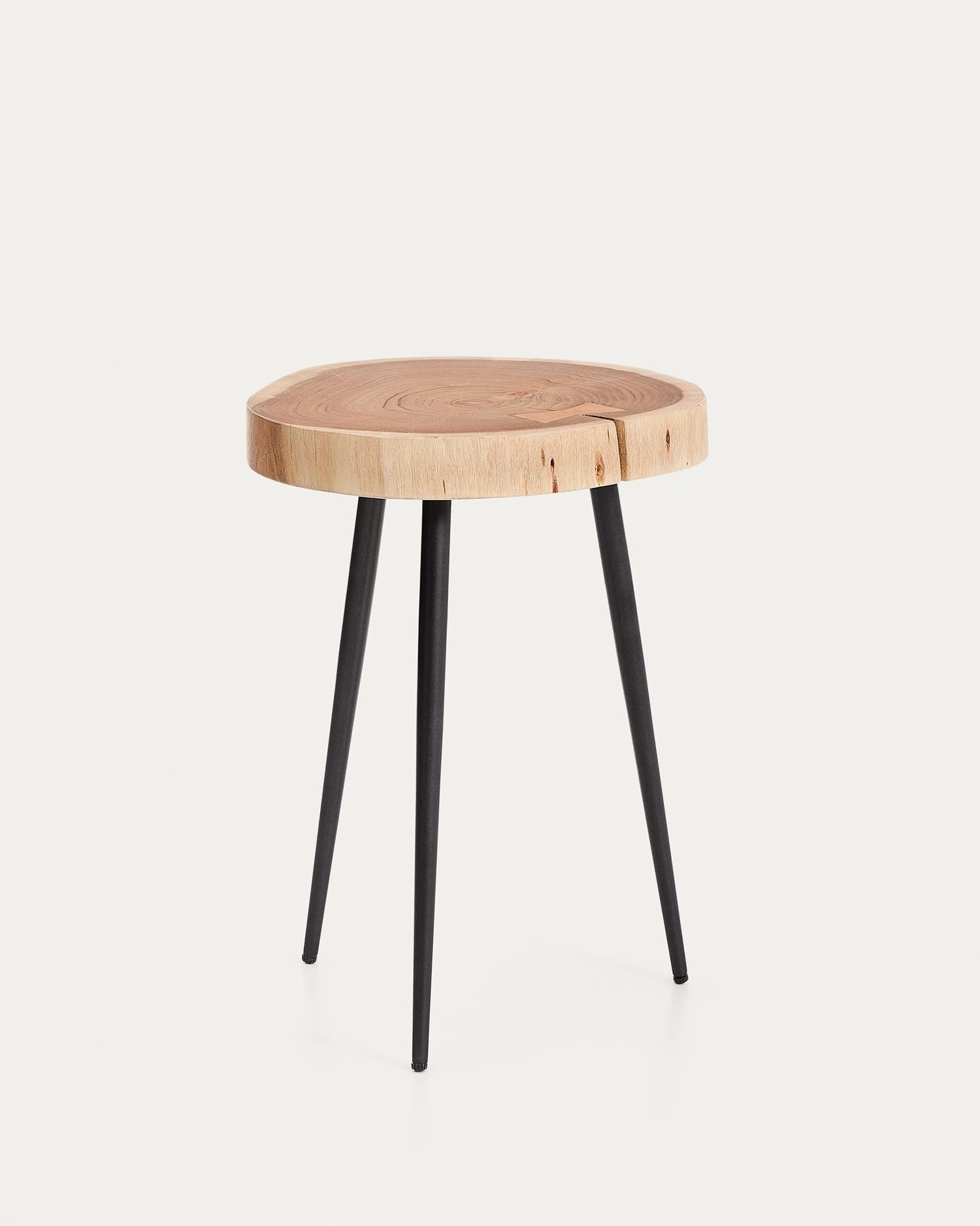 Beistelltisch Tanive aus massivem Akazienholz mit gebleichtem Finish und schwarzen Stahlbeinen Ø 35 cm in Natur präsentiert im Onlineshop von KAQTU Design AG. Beistelltisch ist von Kave Home