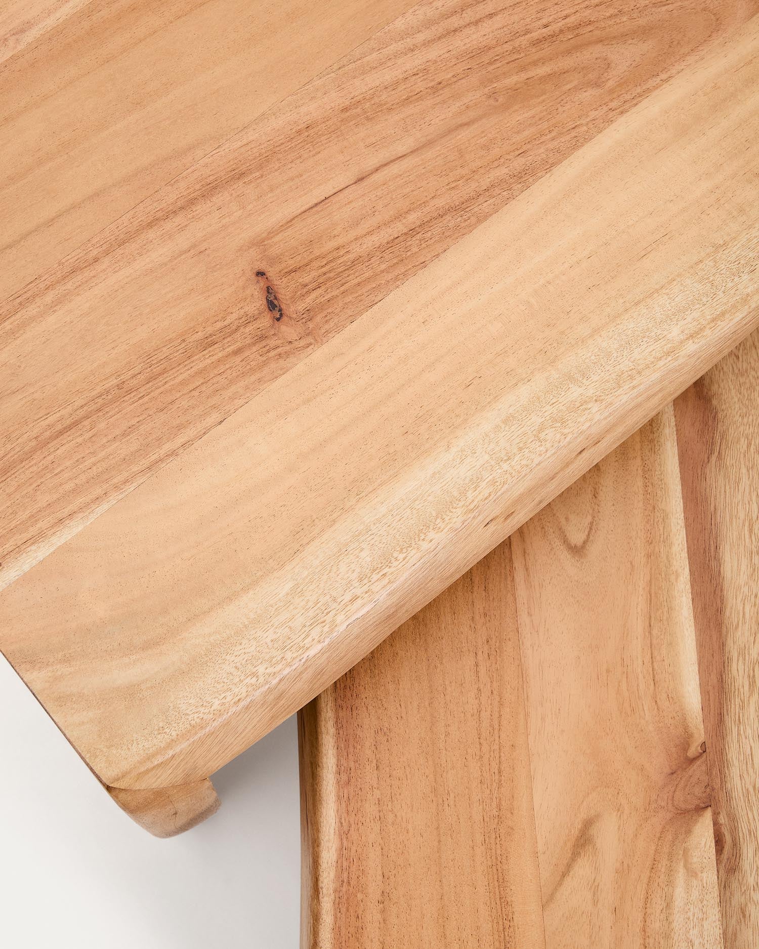 Verleihen Sie Ihrem Raum mit dem 2er-Set Beistelltische Lomiri aus robustem Akazienholz und modernem gebleichtem Finish einen Hauch von Eleganz.