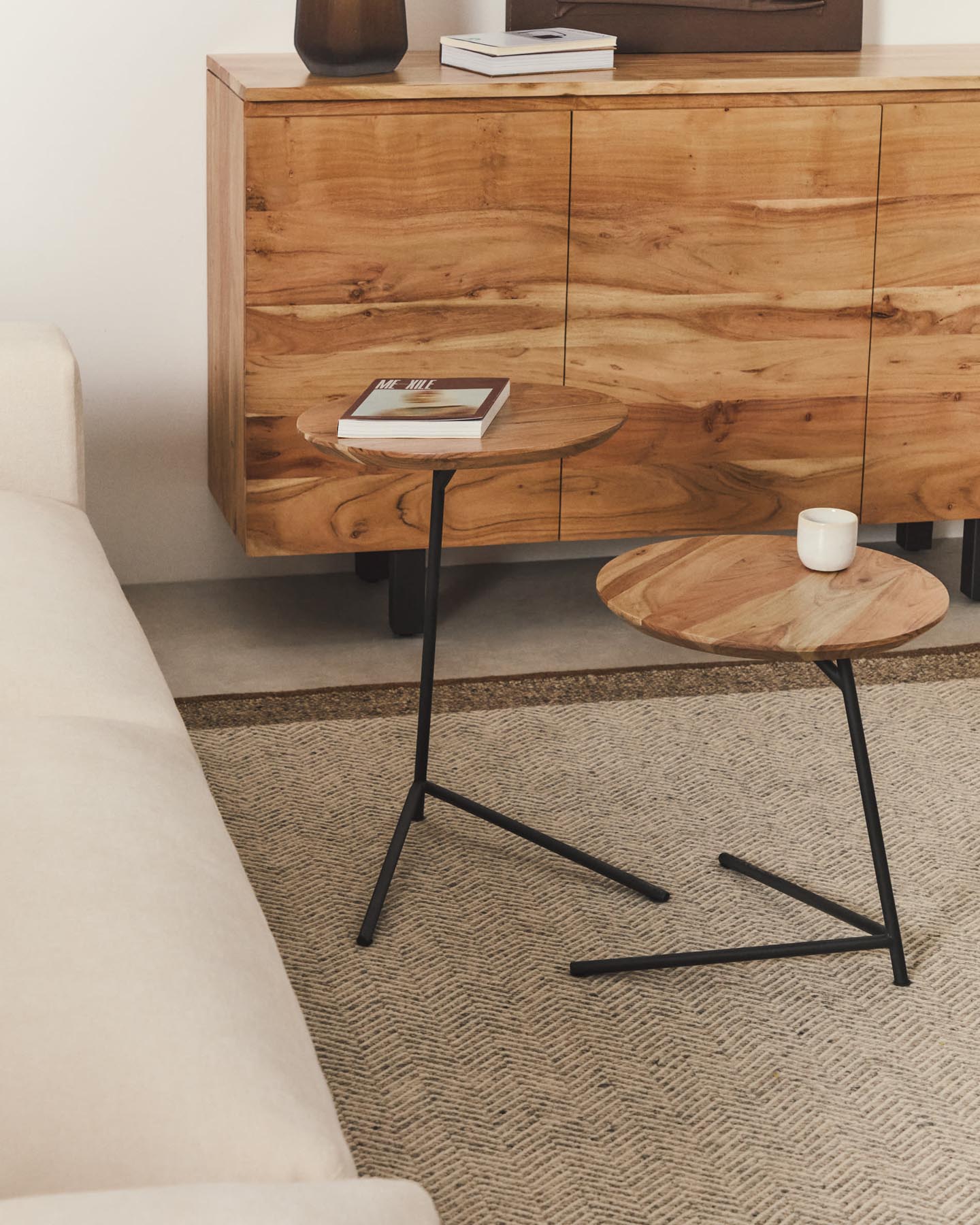 Entdecken Sie die eleganten Beistelltische Vintara aus massivem Akazienholz mit gebleichtem Finish und schwarzen Akzenten. Ideal für jedes Zuhause!