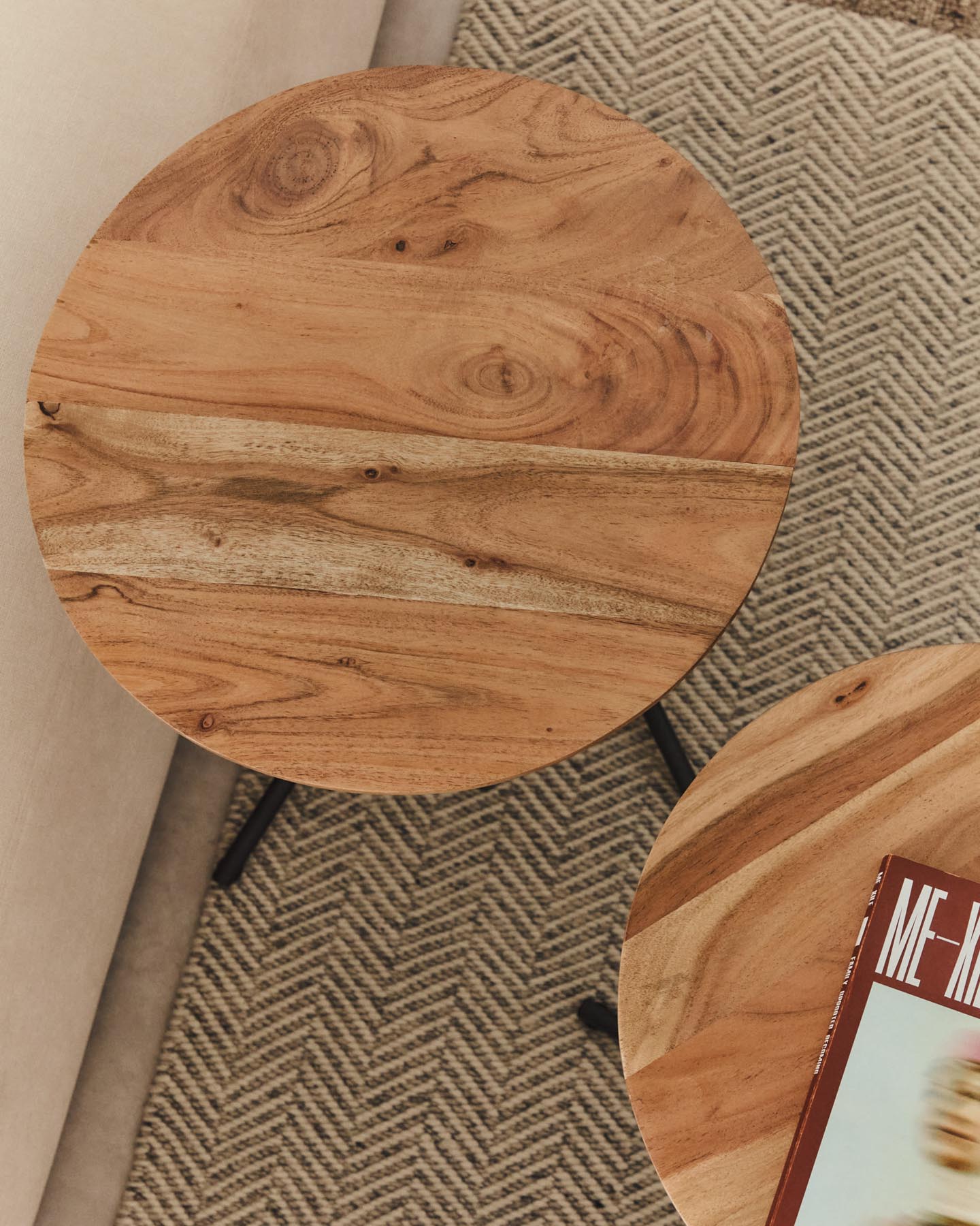 Entdecken Sie die eleganten Beistelltische Vintara aus massivem Akazienholz, die mit ihrem gebleichten Finish und schwarzen Akzenten jeden Raum aufwerten.