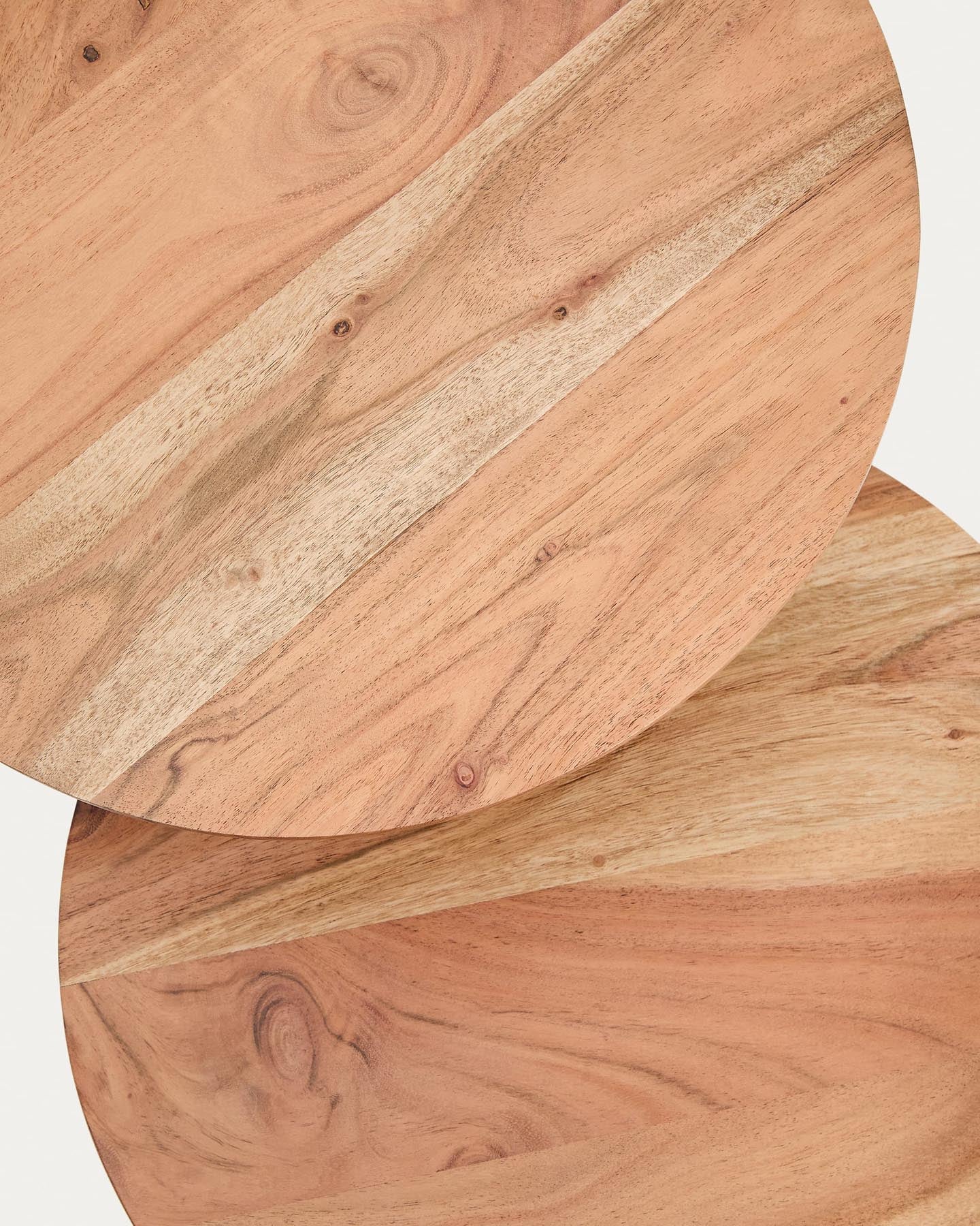 Verleihen Sie Ihrem Zuhause mit den stilvollen Beistelltischen Vintara aus robustem Akazienholz und modernem Design einen einzigartigen Akzent.