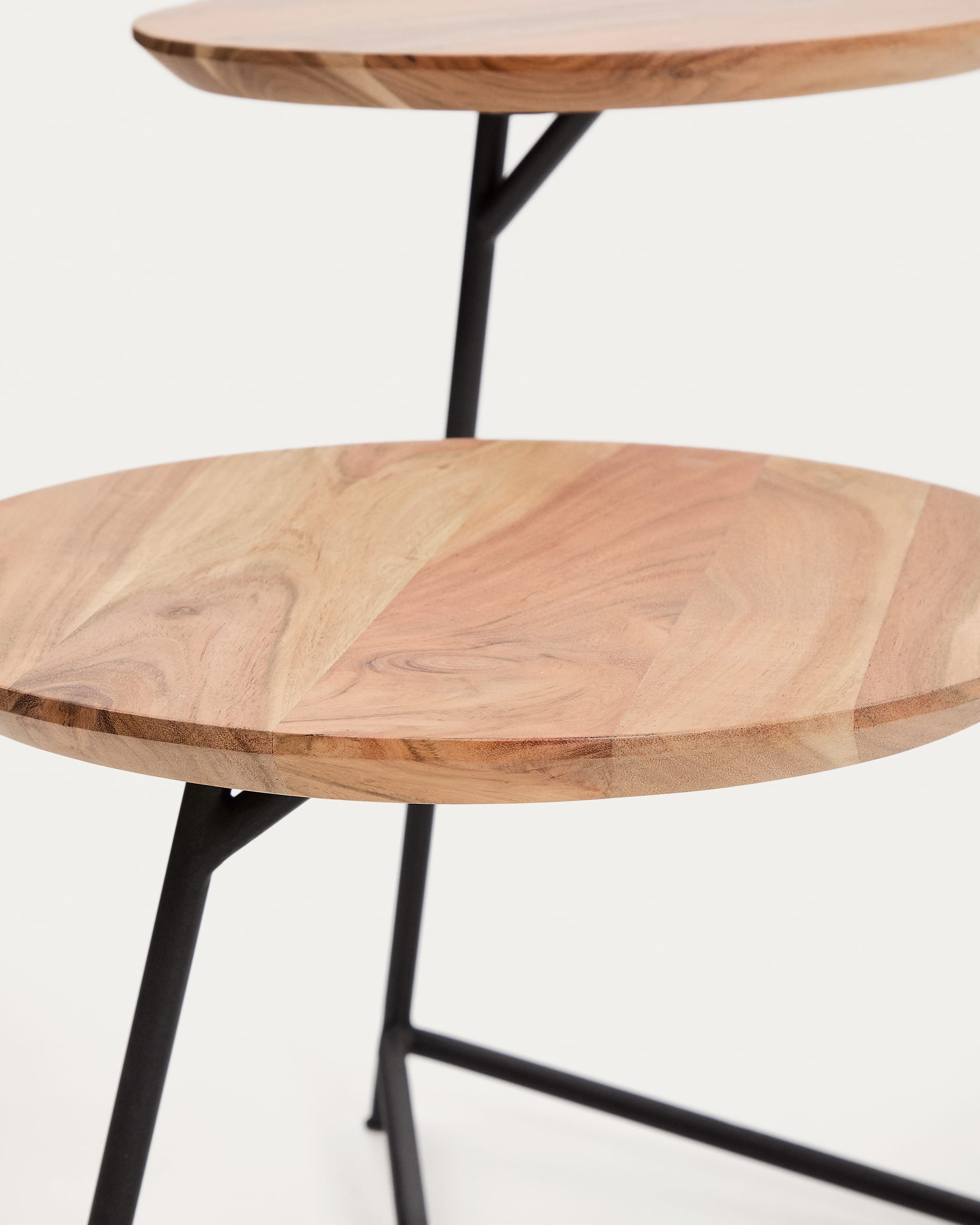 Setzen Sie auf die eleganten Beistelltische Vintara aus massivem Akazienholz mit gebleichtem Finish und schwarzen Akzenten für ein modernes Wohnambiente.