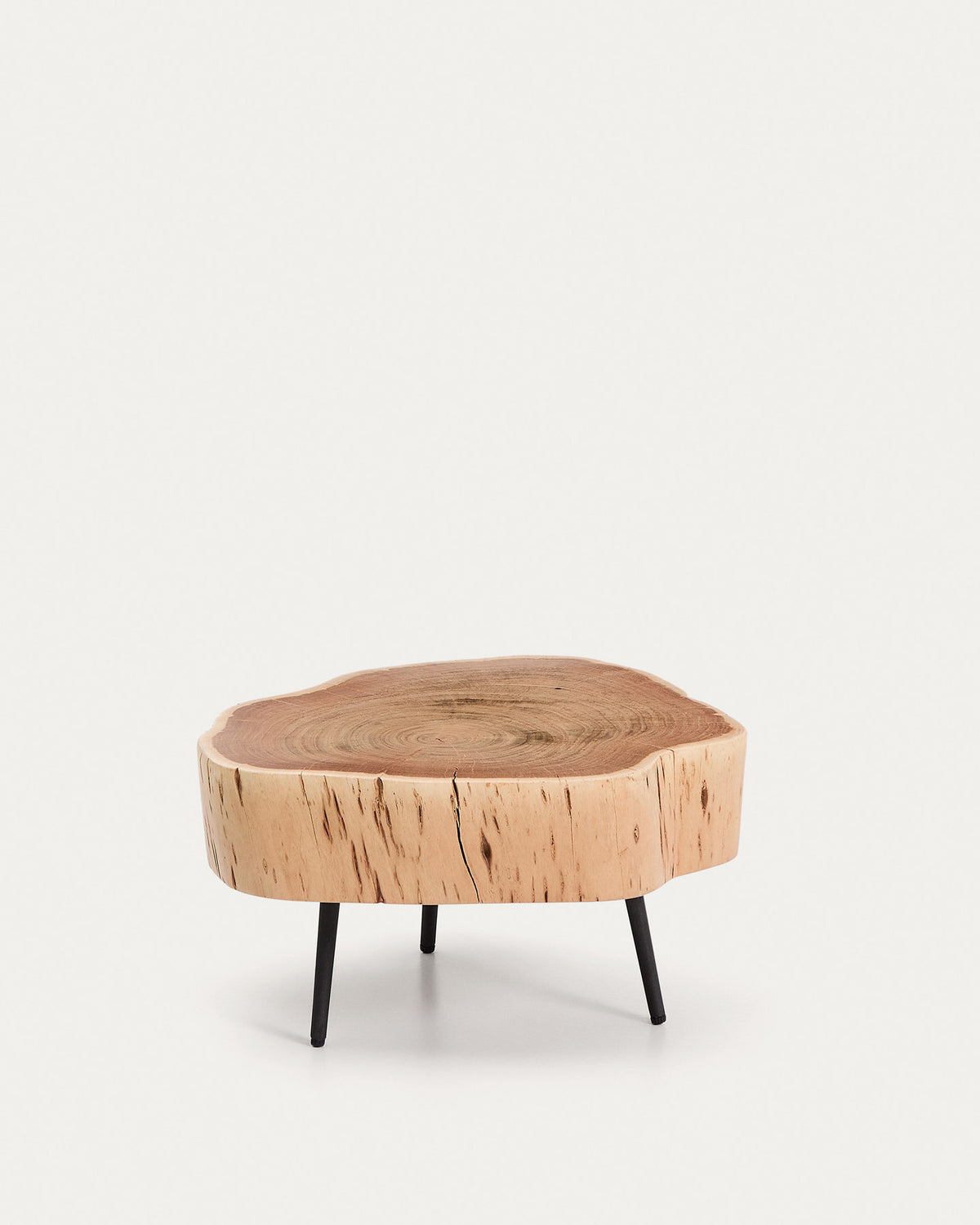 Couchtisch Tavine aus massivem Akazienholz mit gebleichtem Finish und schwarzen Stahlbeinen Ø 49 cm in Beige präsentiert im Onlineshop von KAQTU Design AG. Beistelltisch ist von Kave Home