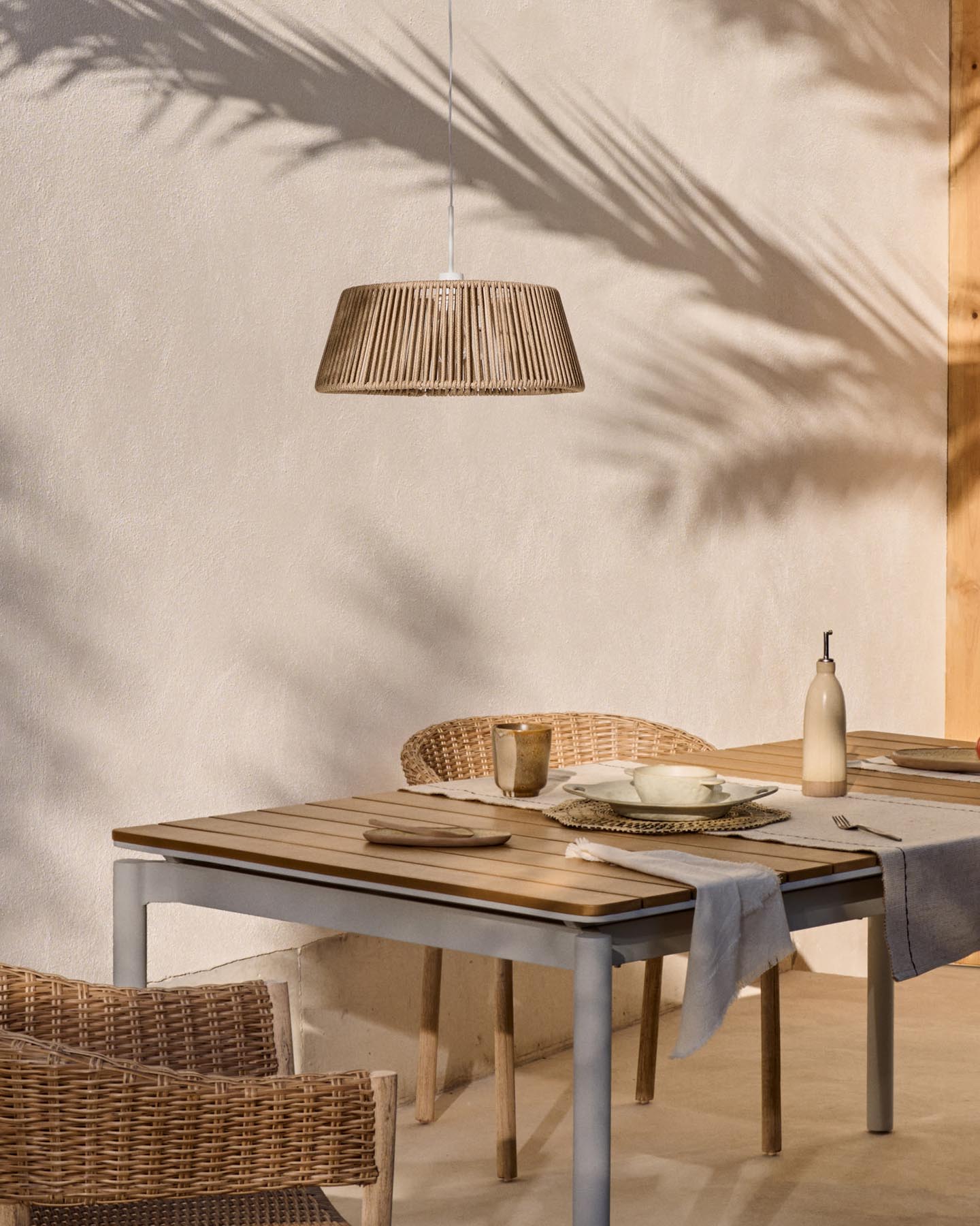 Entdecken Sie den eleganten, ausziehbaren Outdoor-Tisch Canyelles von Kave Home. Robustes Polyholz und Aluminium vereinen Stil und Funktionalität.