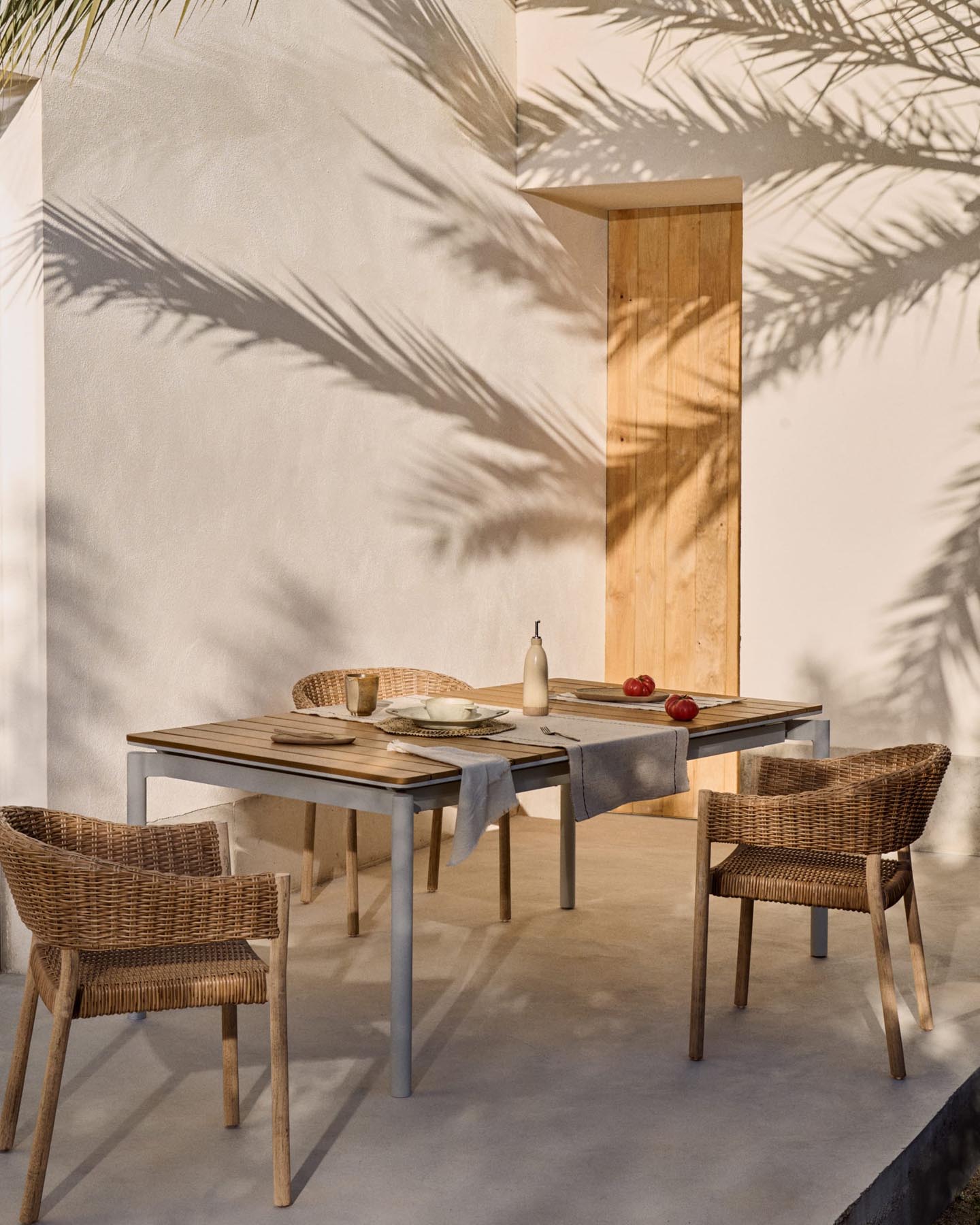 Entdecken Sie den eleganten, ausziehbaren Outdoor-Tisch Canyelles in hellgrau. Ideal für gesellige Abende im Freien, robust und pflegeleicht.