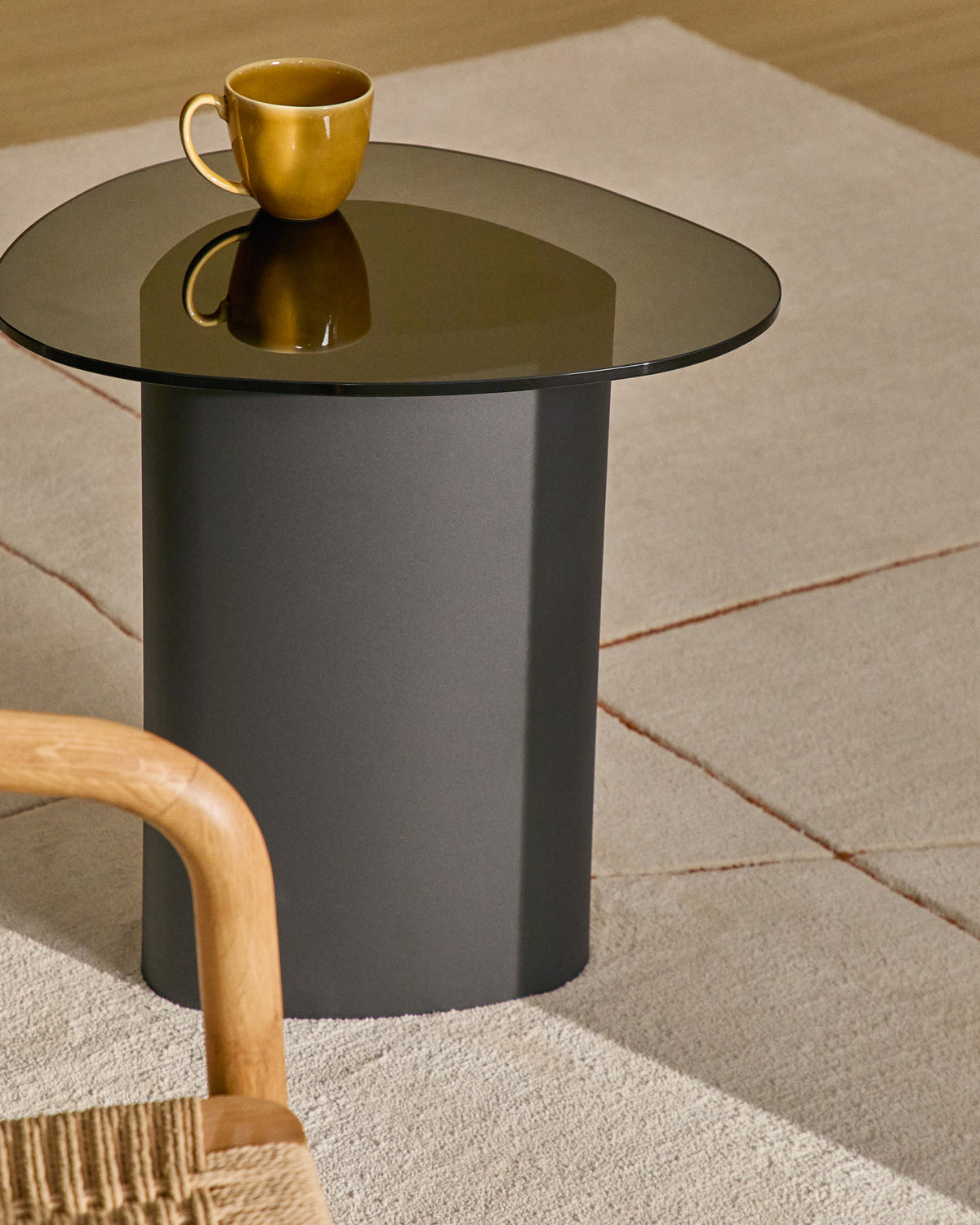 Beistelltisch Olir aus gehärtetem Glas und schwarzem Stahl 48 x 46,8 cm in Schwarz präsentiert im Onlineshop von KAQTU Design AG. Beistelltisch ist von Kave Home