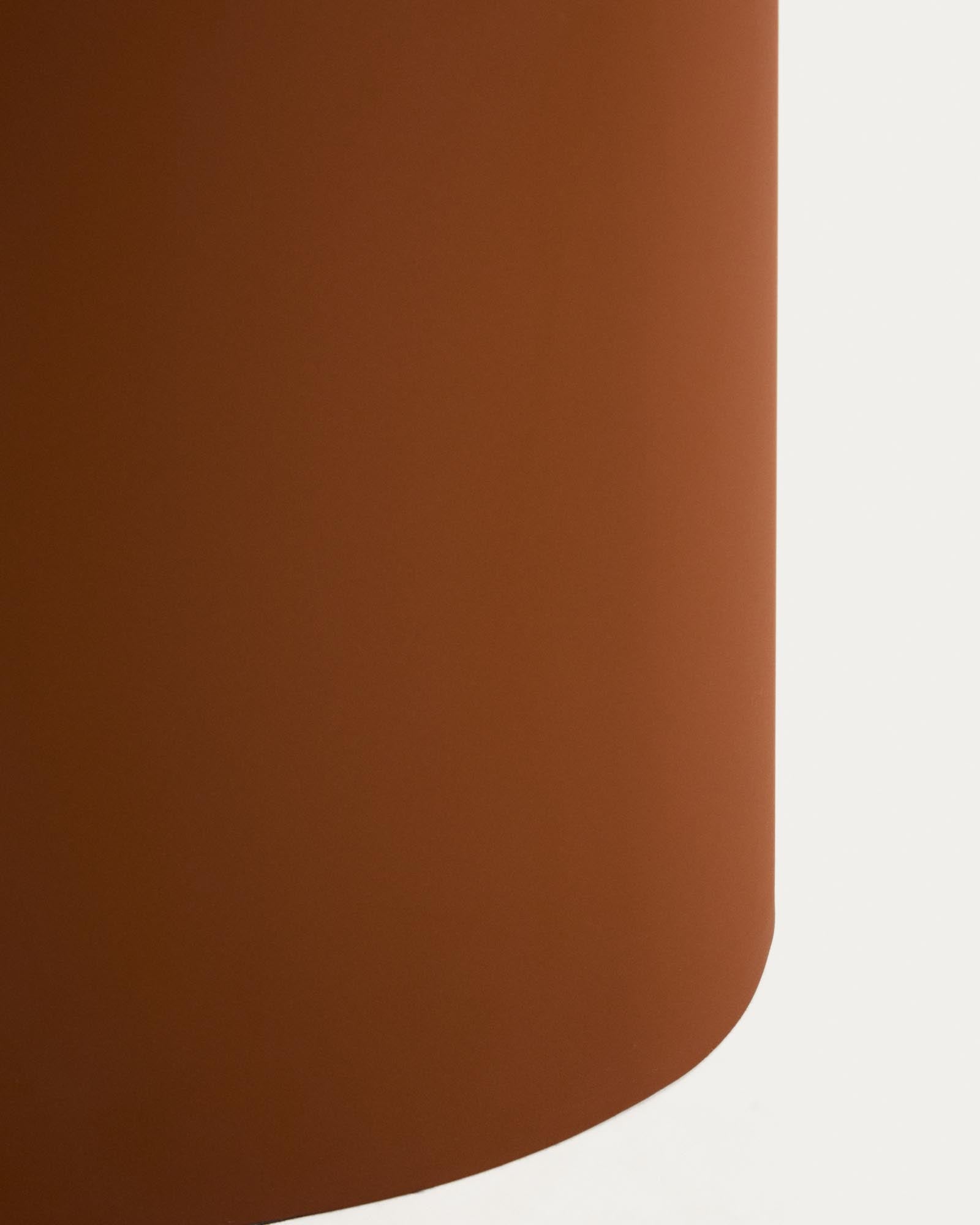 Moderner Beistelltisch Olir aus stabilen Materialien, mit einer eleganten Glasoberfläche und einem braunen Stahlrahmen, perfekt für jedes Zuhause.