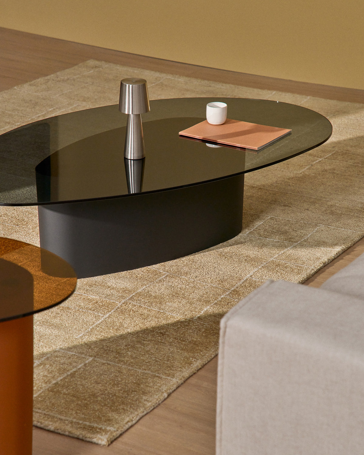 Couchtisch Olir aus gehärtetem Glas und schwarzem Stahl 140 x 80 cm in Schwarz präsentiert im Onlineshop von KAQTU Design AG. Couchtisch ist von Kave Home