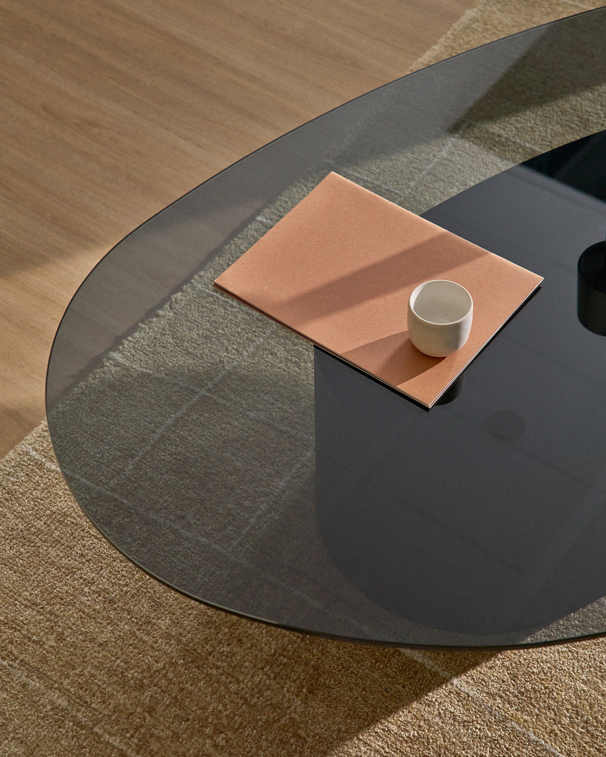 Couchtisch Olir aus gehärtetem Glas und schwarzem Stahl 140 x 80 cm in Schwarz präsentiert im Onlineshop von KAQTU Design AG. Couchtisch ist von Kave Home