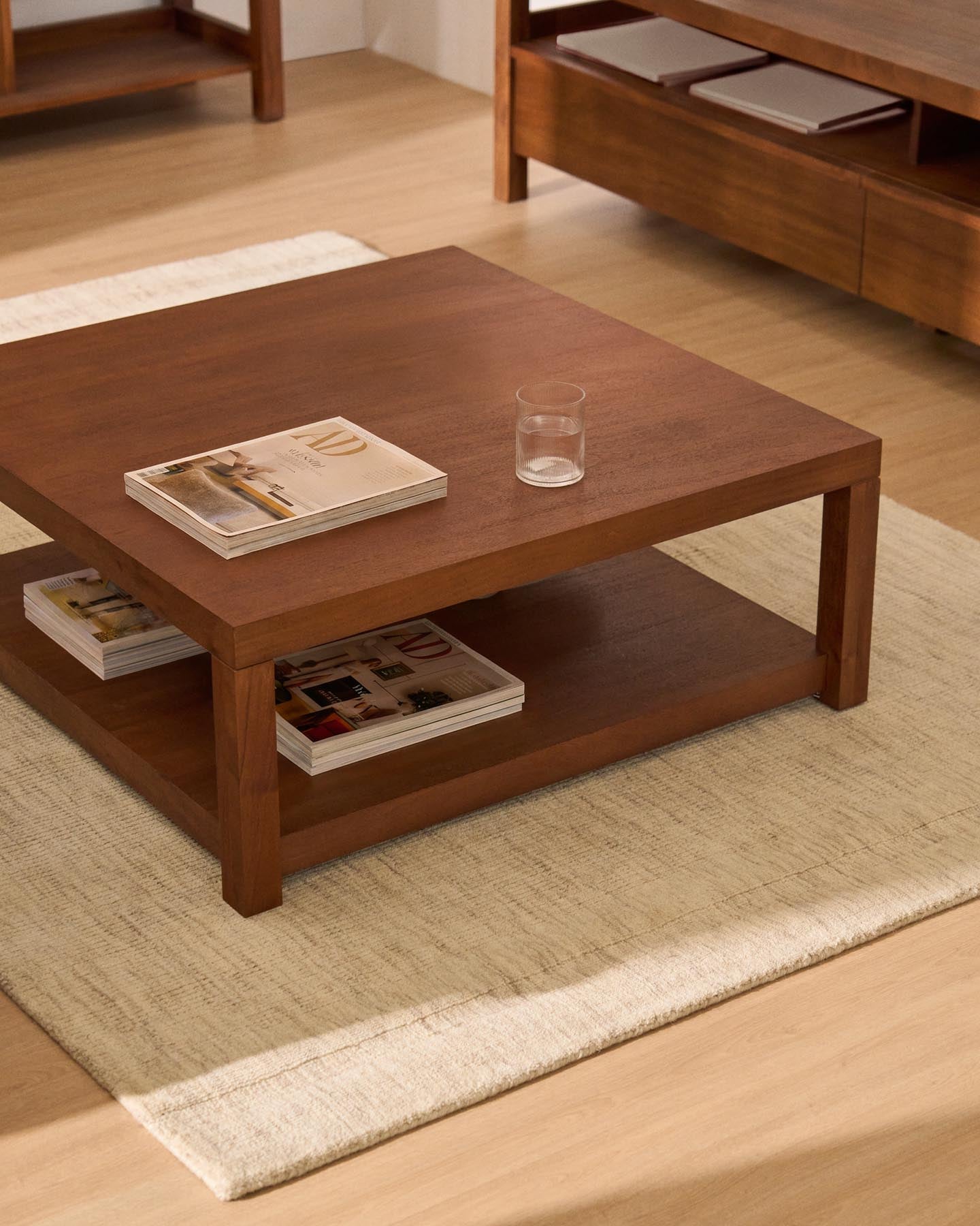 Beistelltisch Norani aus massivem Akazienholz und Akazienfurnier 90 x 90 cm in Braun präsentiert im Onlineshop von KAQTU Design AG. Esstisch ist von Kave Home